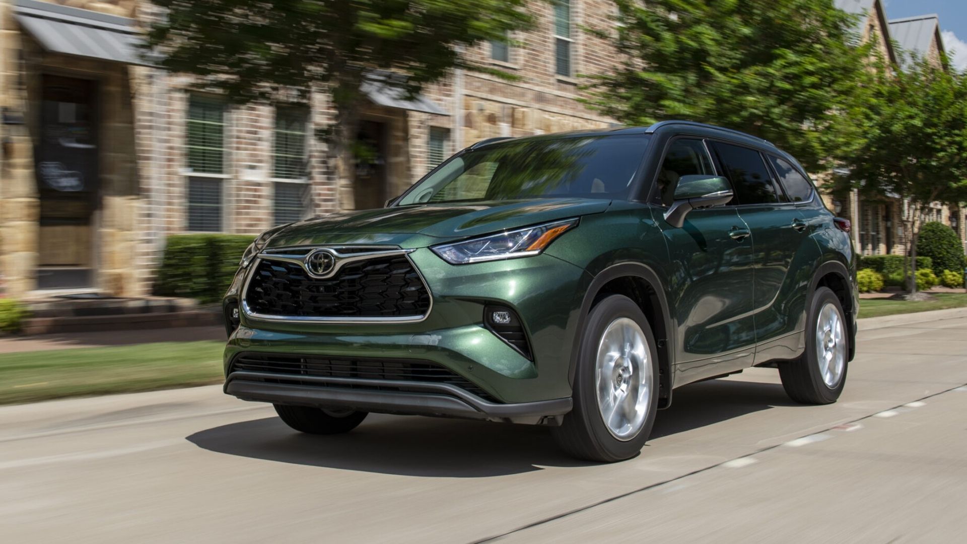 Before 3/4 action sheet for a Toyota Highlander in 2025