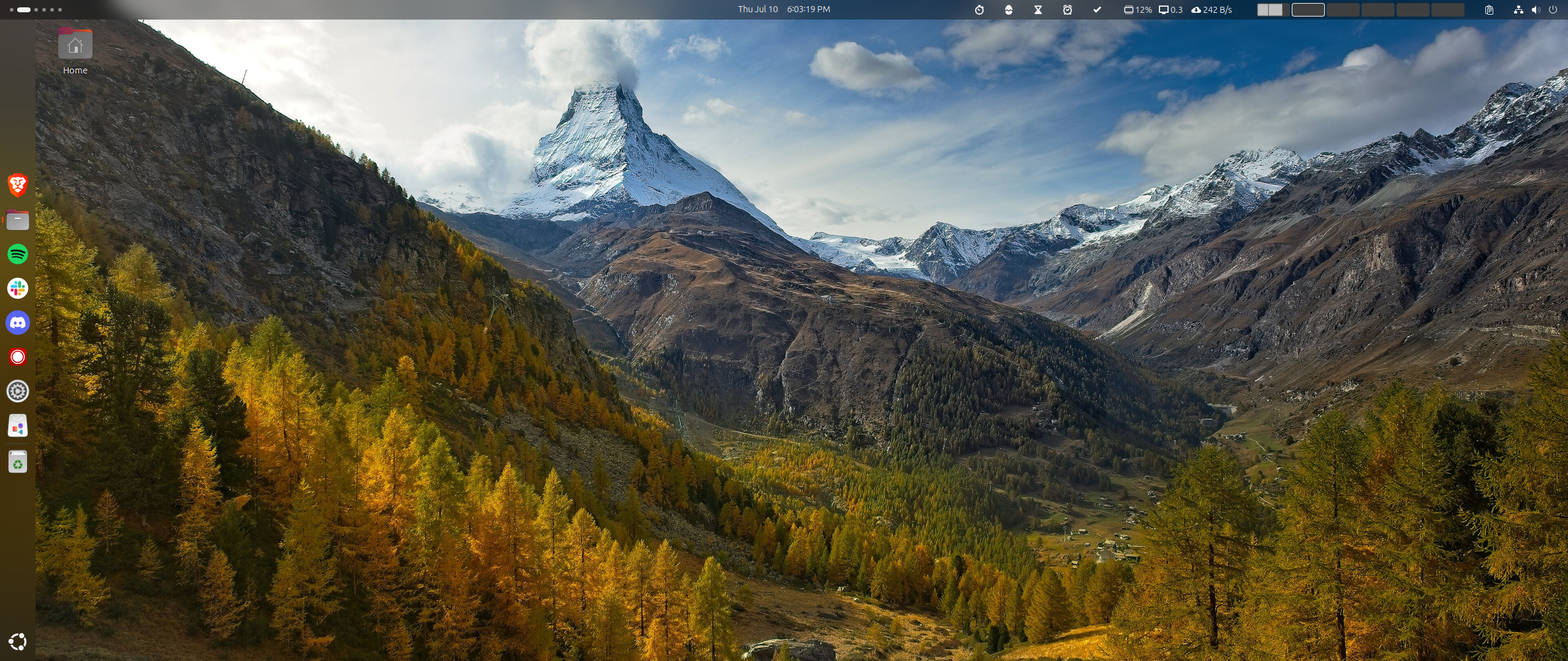 Ubuntu 25.04 desktop overview.