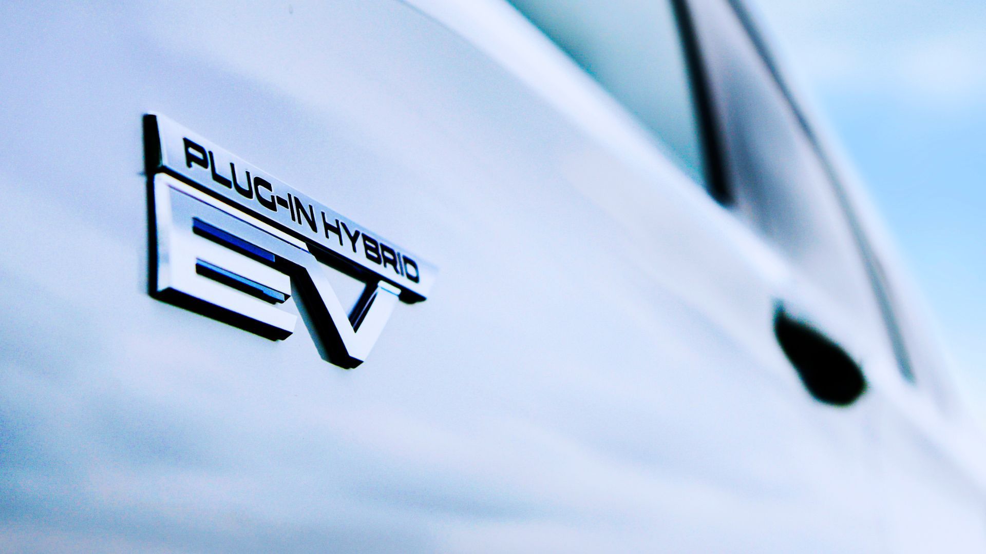 手頃な価格の家族向けの3列のハイブリッドSUV
