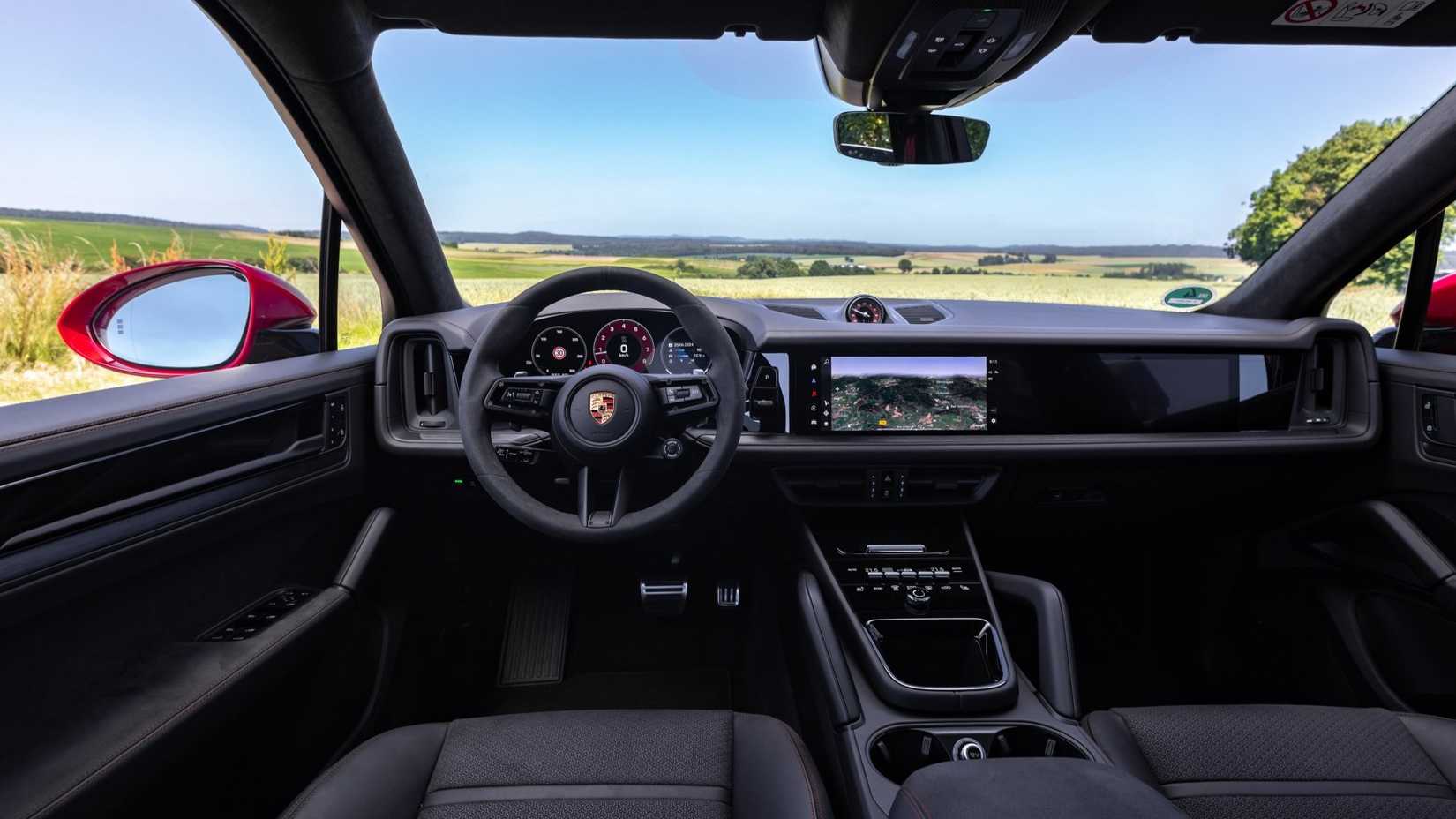 Disparo interior del tablero en un Porsche Cayenne GTS 2025