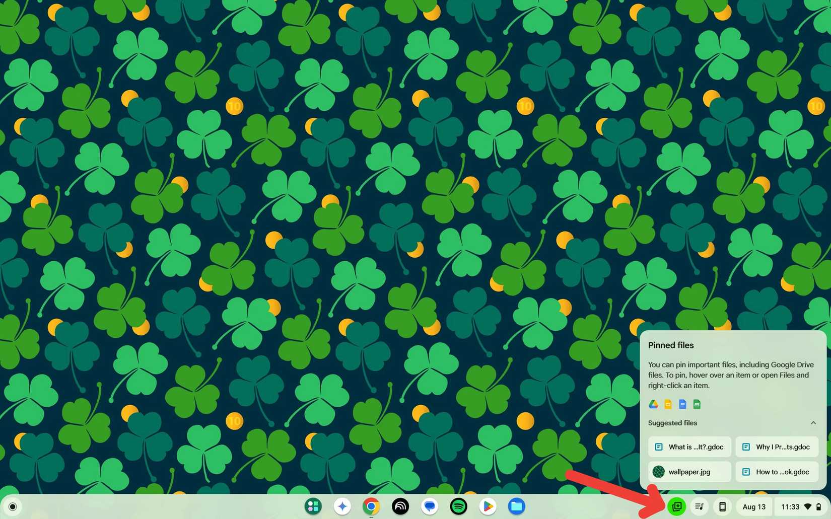 Un Chromebook con el bolso abierto con una flecha roja que apunta a la bolsa
