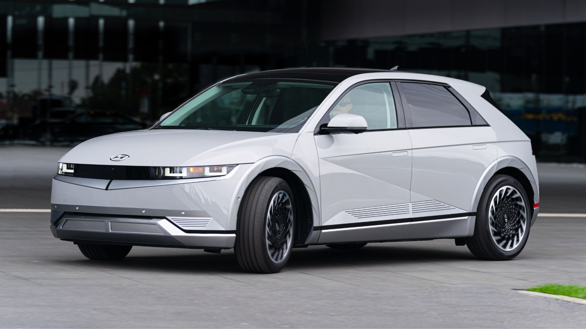 Динамичный передний снимок белого Hyundai Ioniq 5 2023 года под углом 3/4.