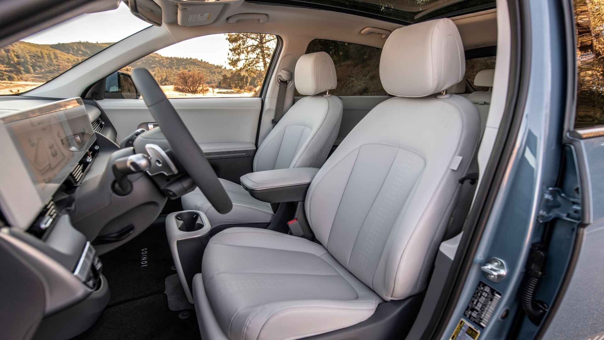 Снимок передних сидений в Hyundai Ioniq 5 2023 года.