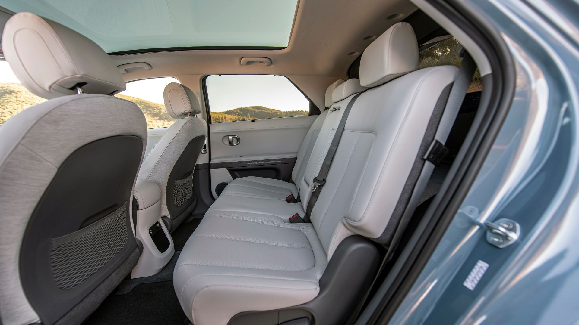 Крупный план задних сидений в Hyundai Ioniq 5 2023 года.