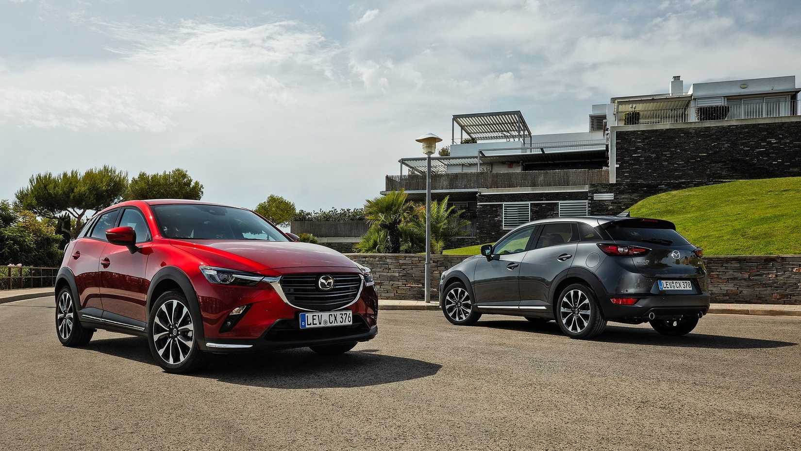Disparo de lado a lado de dos Mazda CX-3 2019