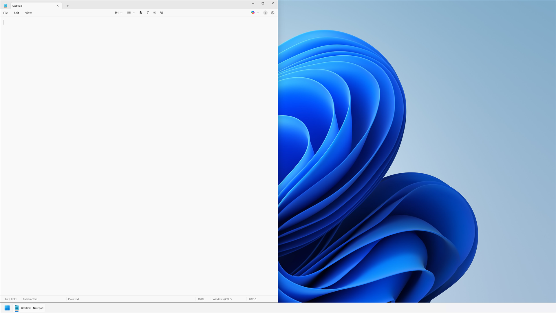 Notepad snapped to the left side of the screen. 