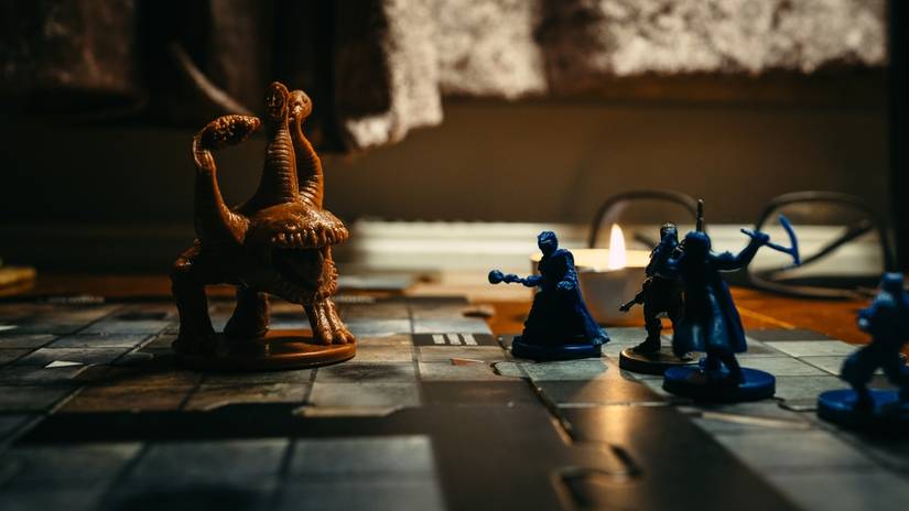 Миниатюры D&D на игровом столе.