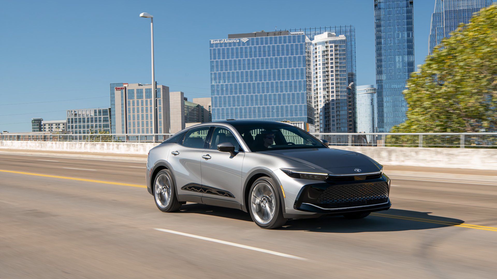 Toyota Crown 2026 года в движении