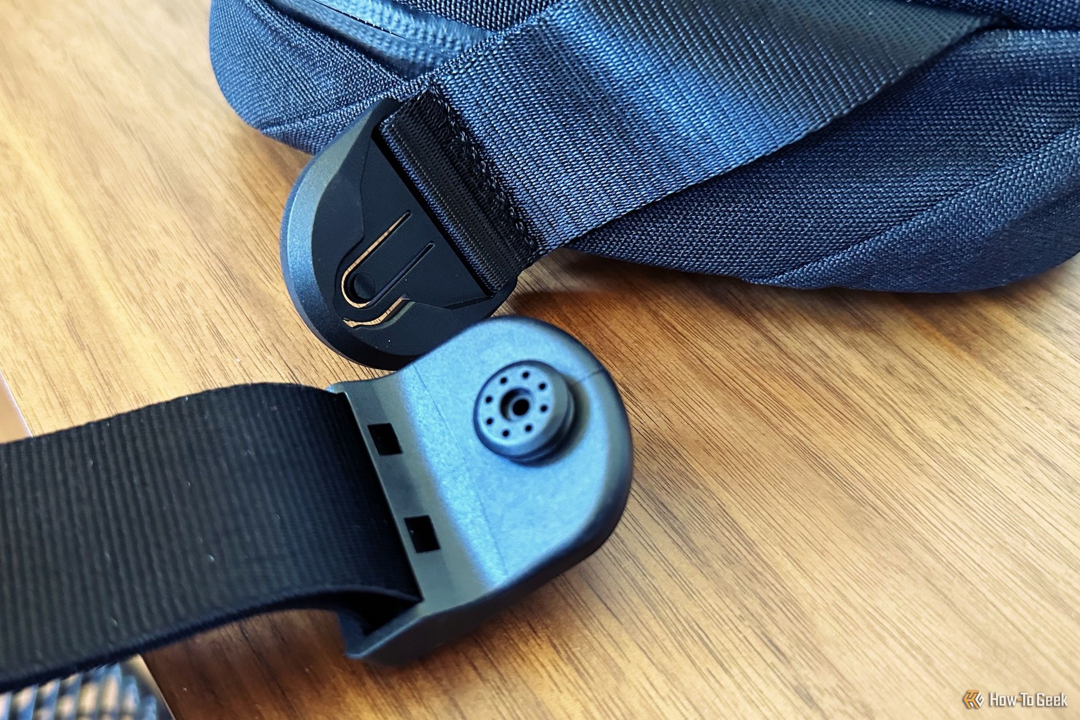 Showing the strap connectors of the Alpaka Go Sling 