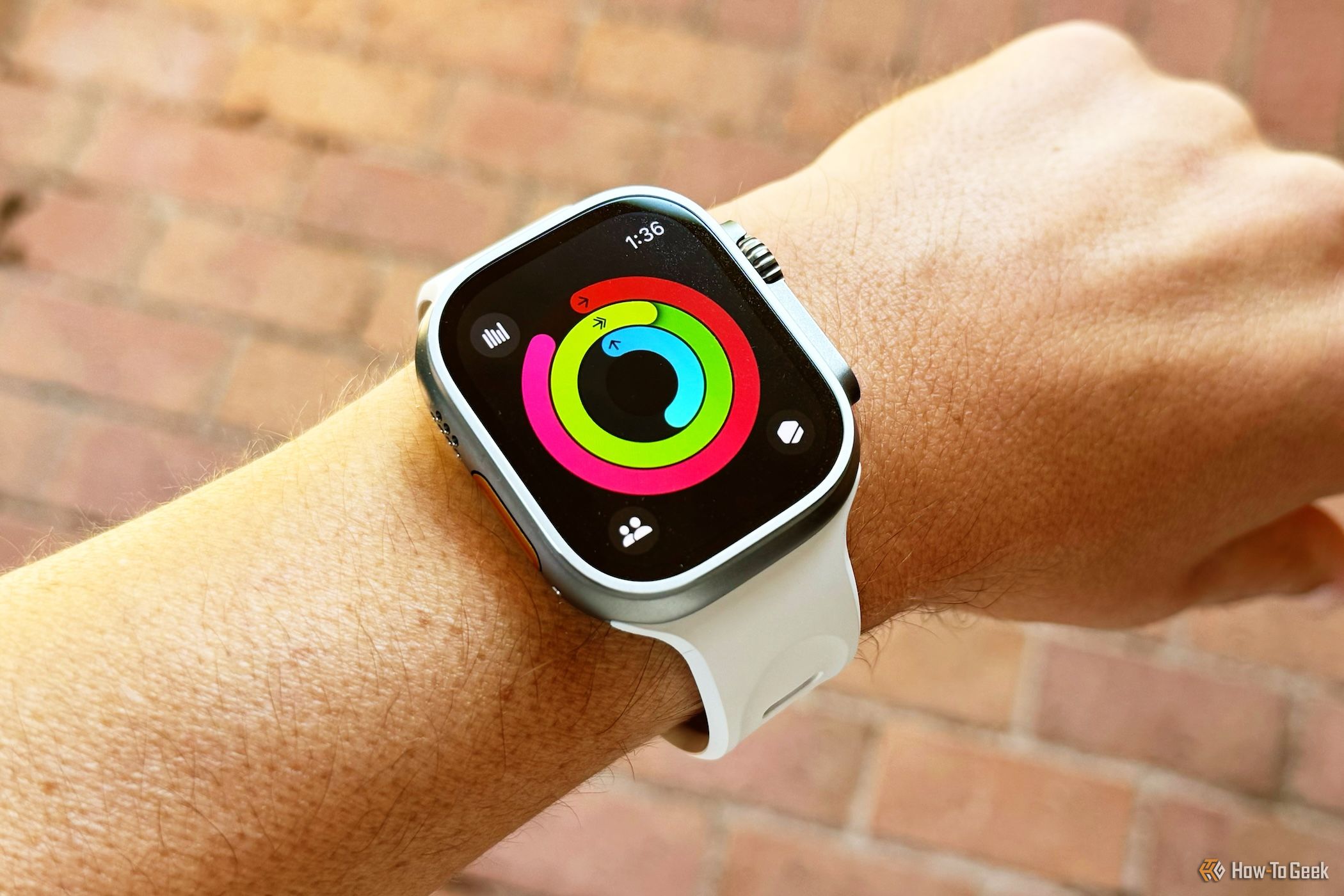 Apple Watch Ultra 2 که حلقه‌های فعالیت را نشان می‌دهد تقریباً تکمیل شده است