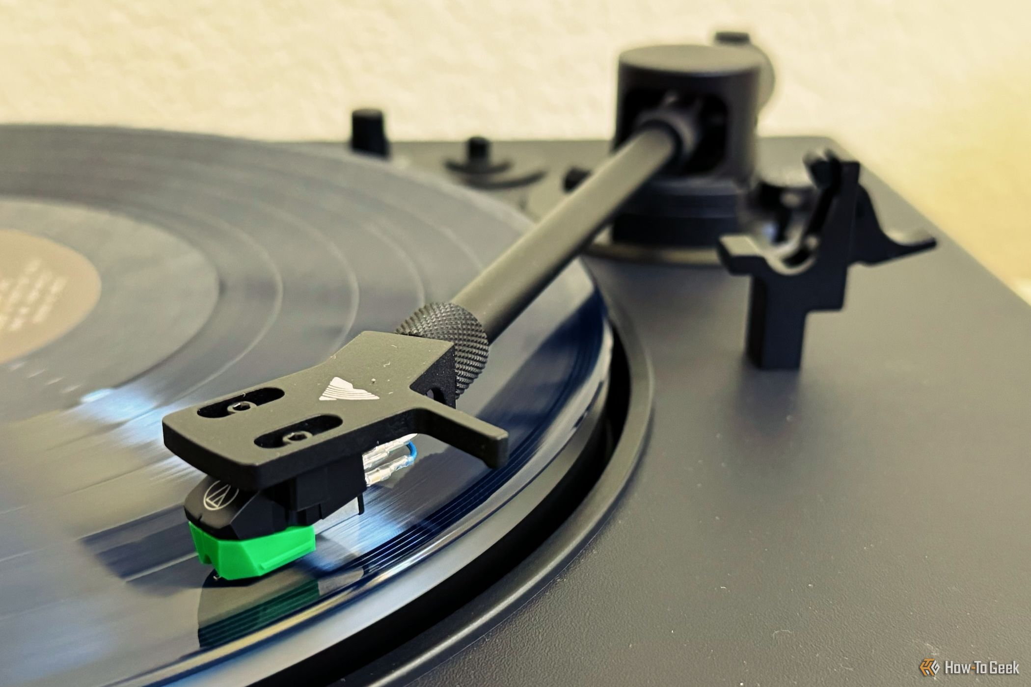 close up of the Hi-Res Onyx tonearm and cartridge