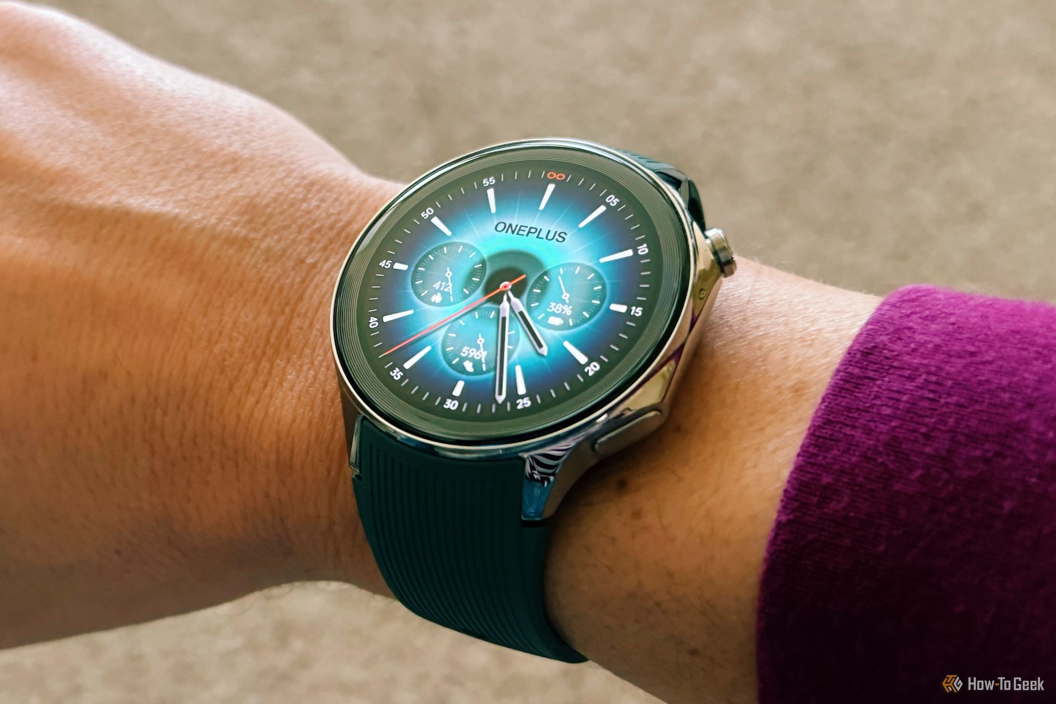 Display of the OnePlus Watch 2 on someone's wrist