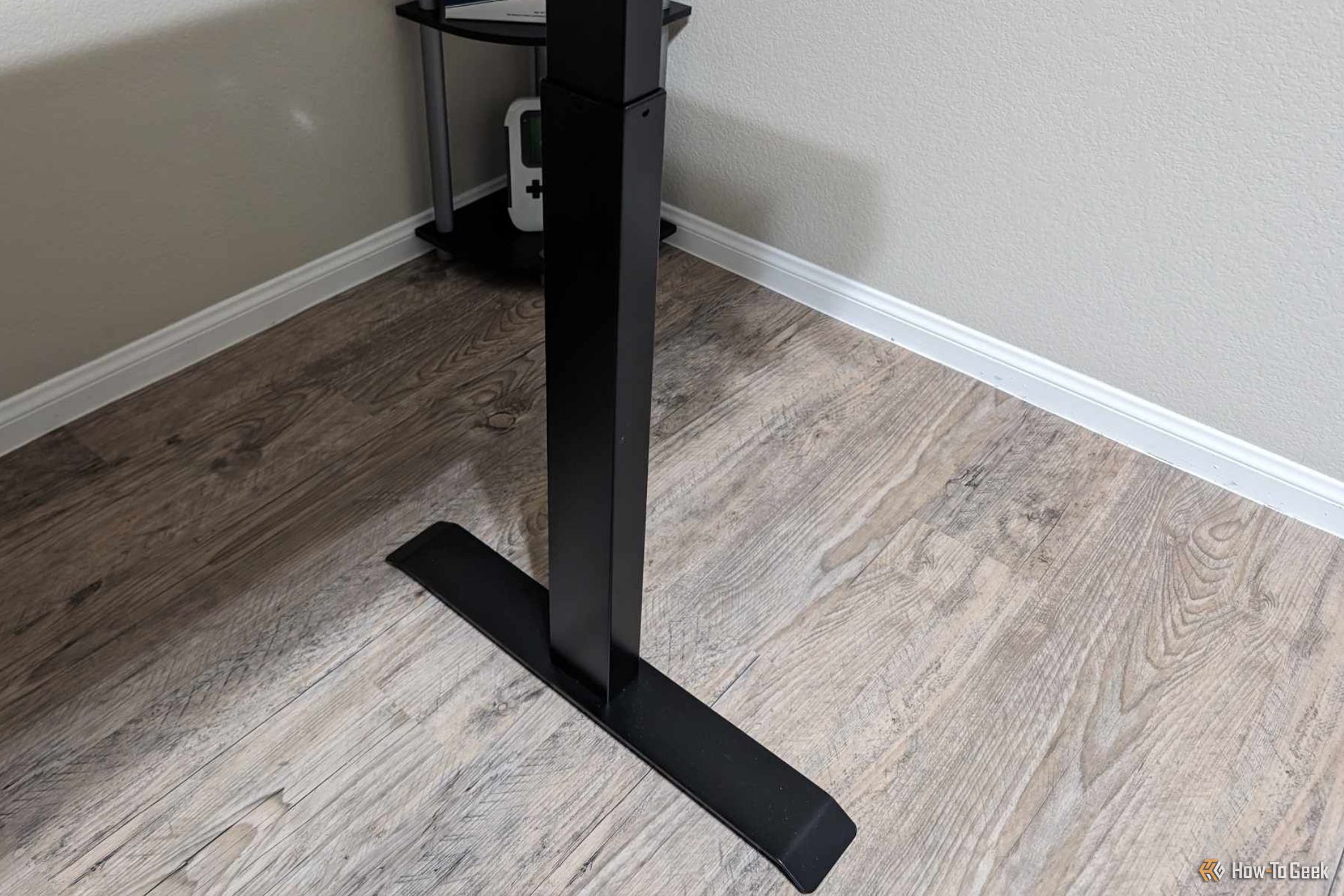 AndaSeat FlyQuest Edition Gaming Standing Desk leg at full extension