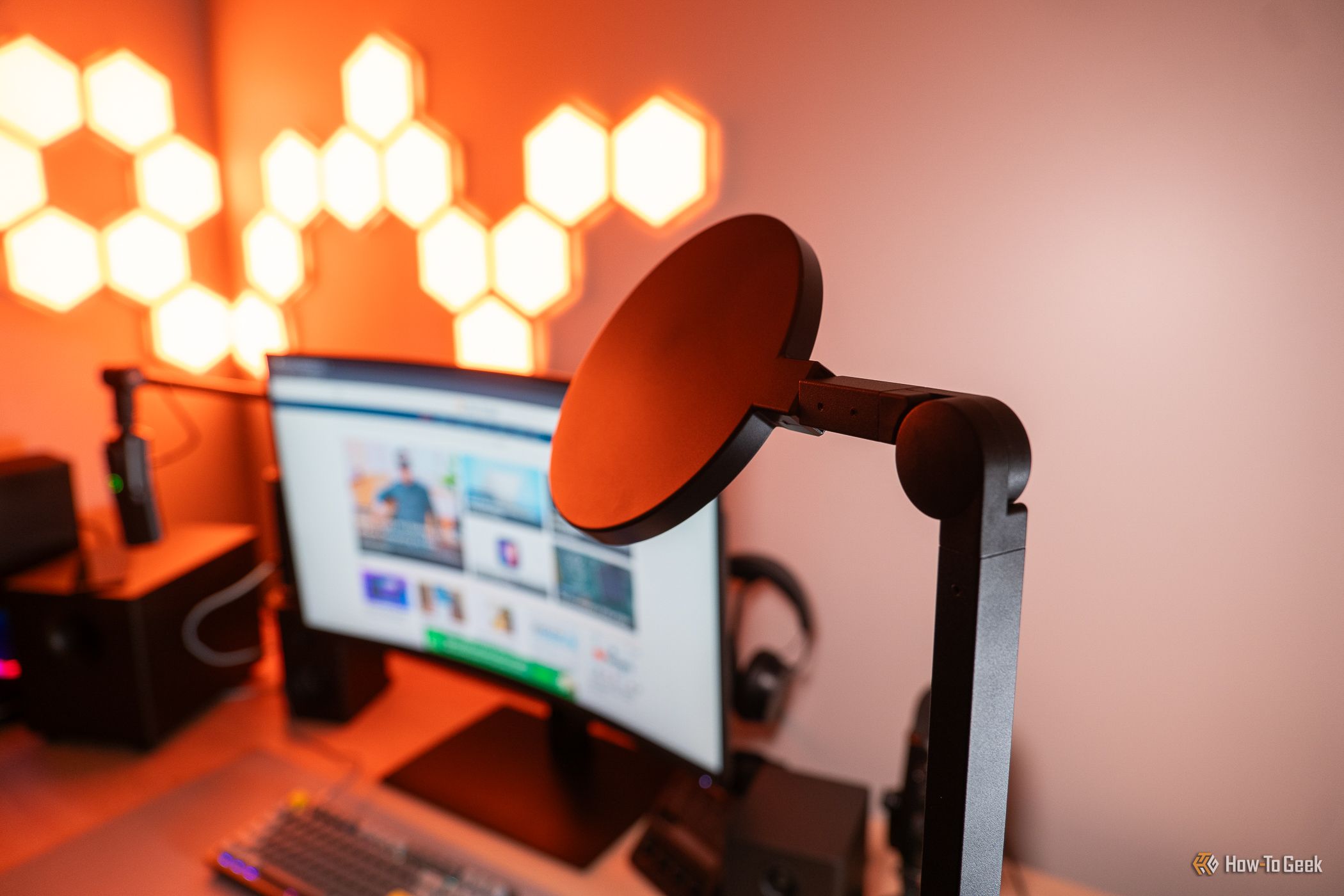 The head of the Lumecube Edgelight 2.0 tilts and swivels