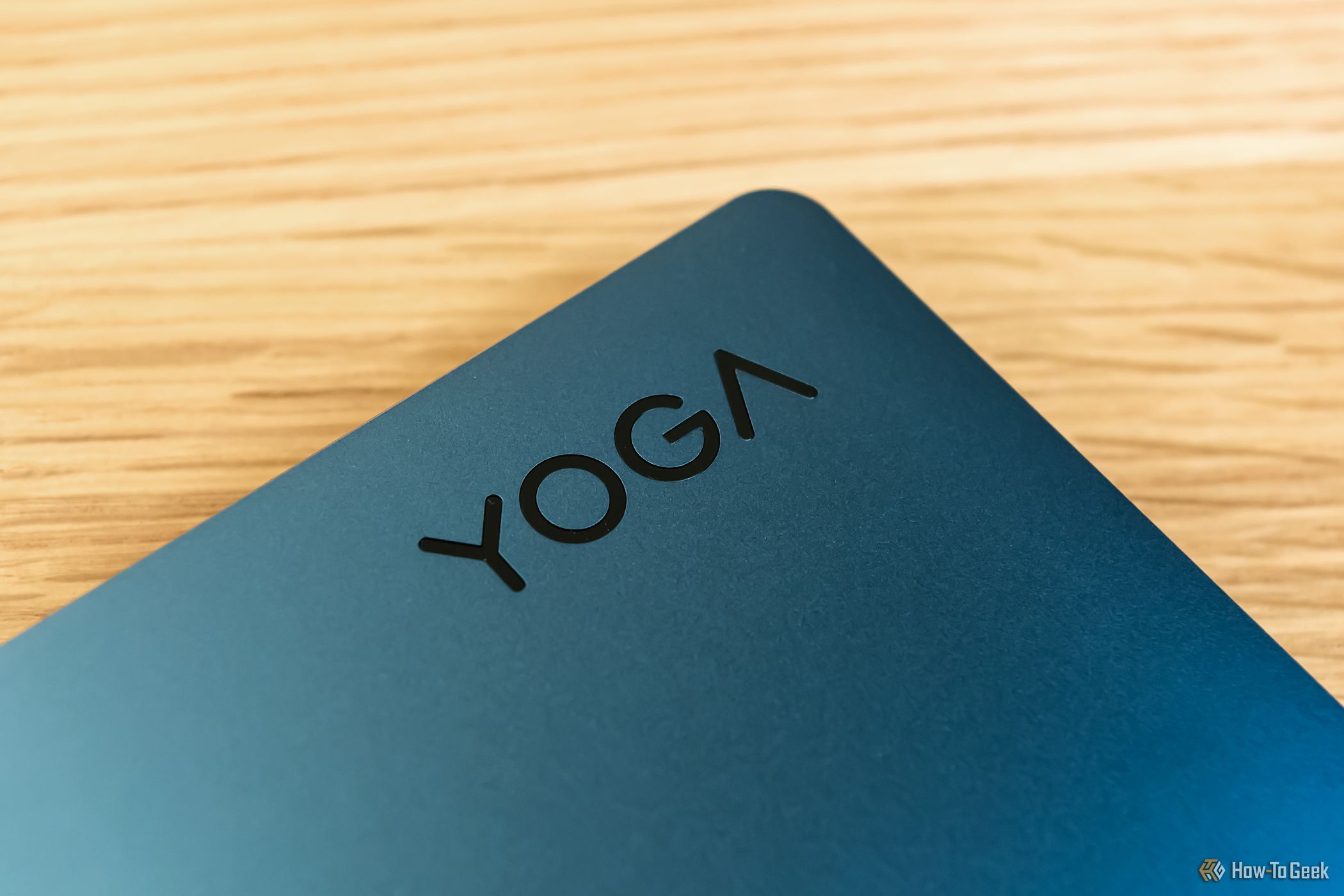 Логотип Yoga на Lenovo Yoga Book 9i.