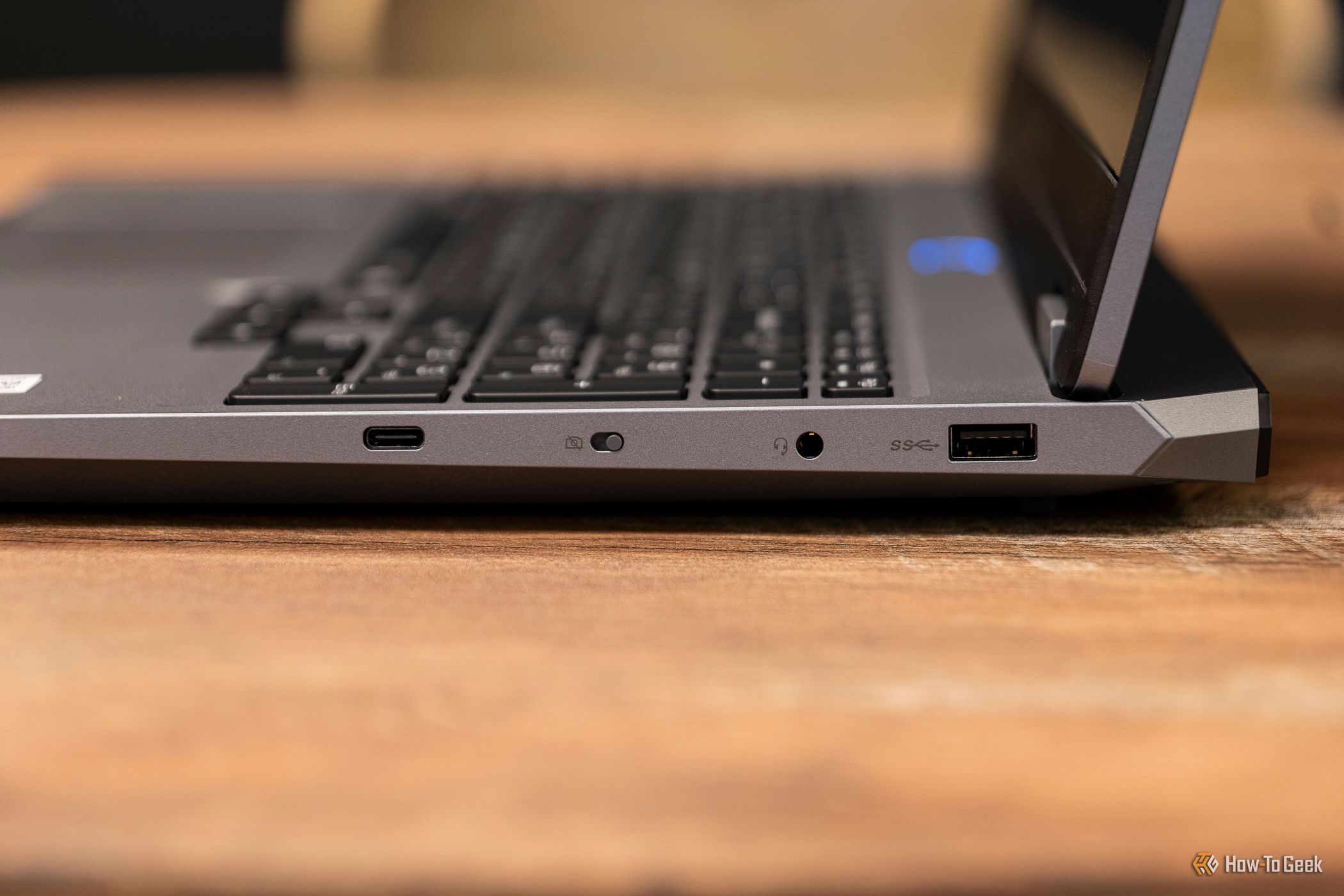 The ports on the right side of the Lenovo LOQ 15IAX9I