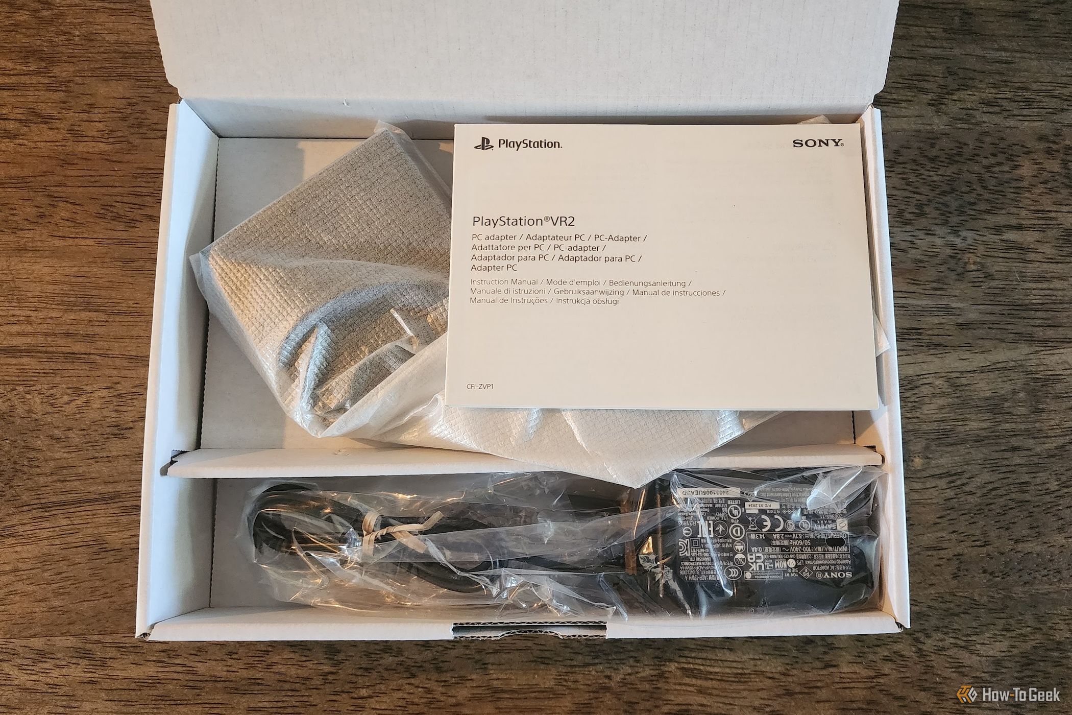 PS VR2 PC Adapter box contents.