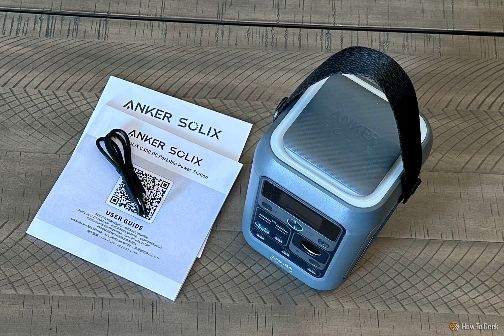 Anker SOLIX C300 DC, USB cable, and paperwork