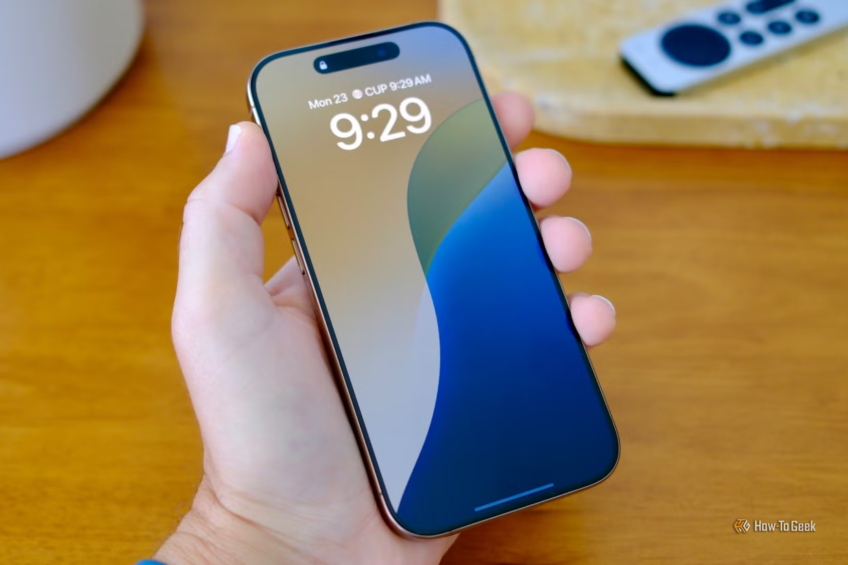 iPhone 16 Pro в руке.