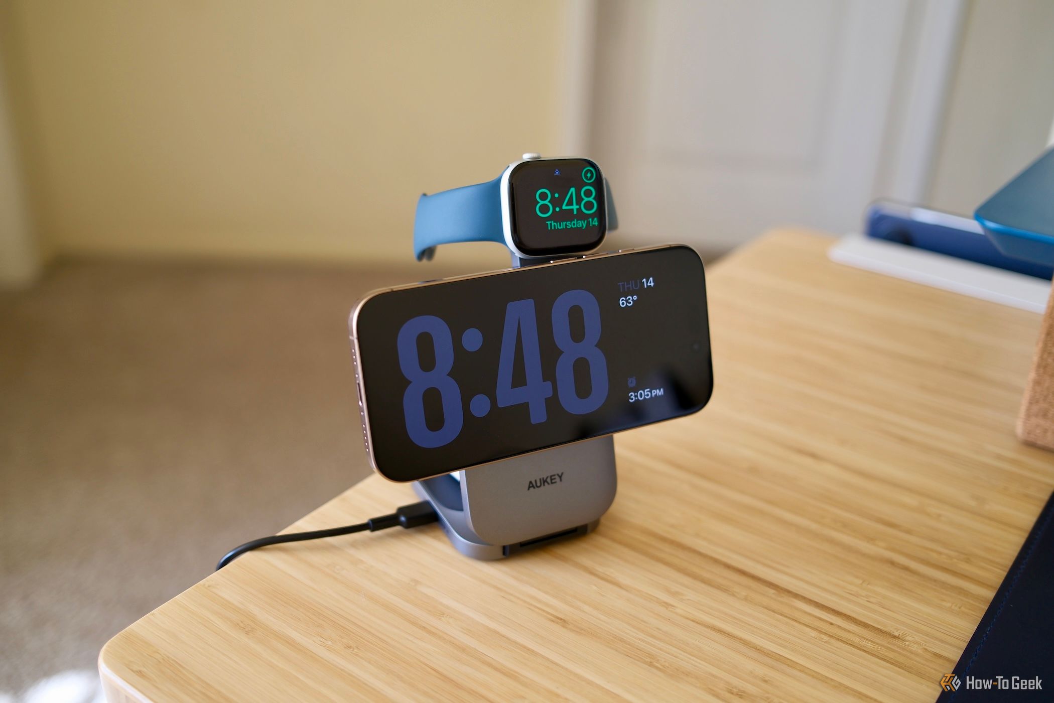 Aukey MagFusion Z with iphone and apple watch charging