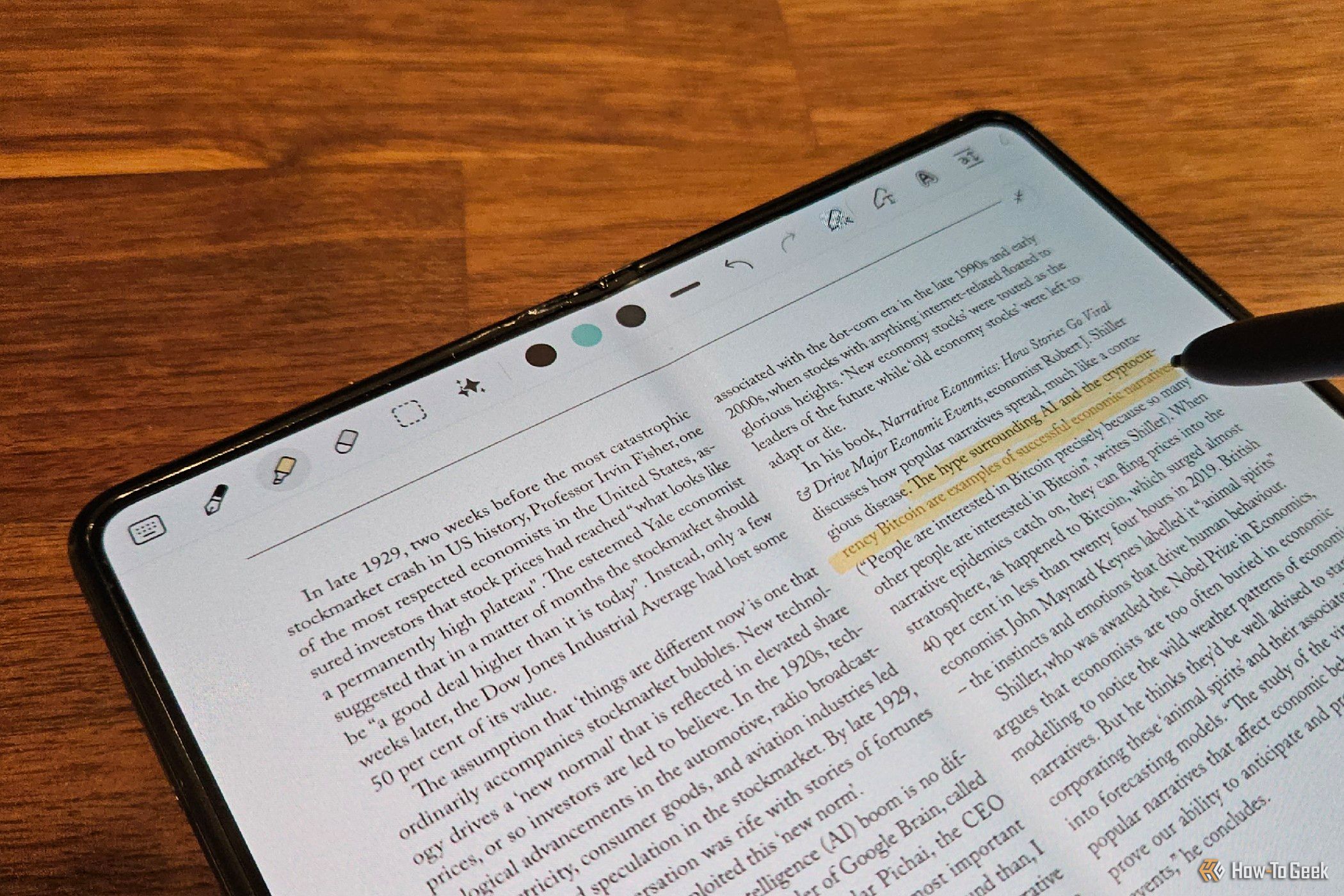 Highlighting text in a PDF on a Galaxy Z Fold 5 with an S Pen.