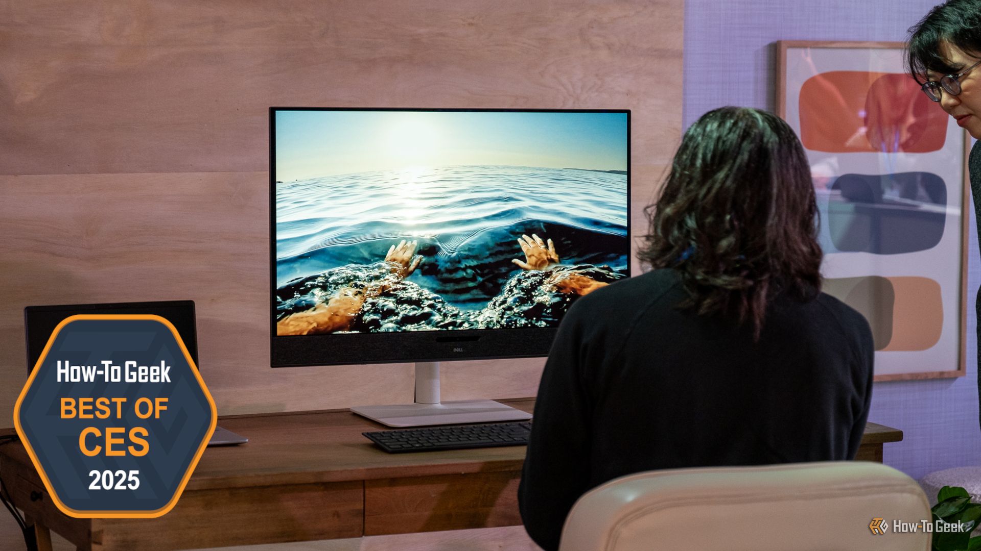 Монитор Dell Ultrasharp 32 4K воспроизводит видео.