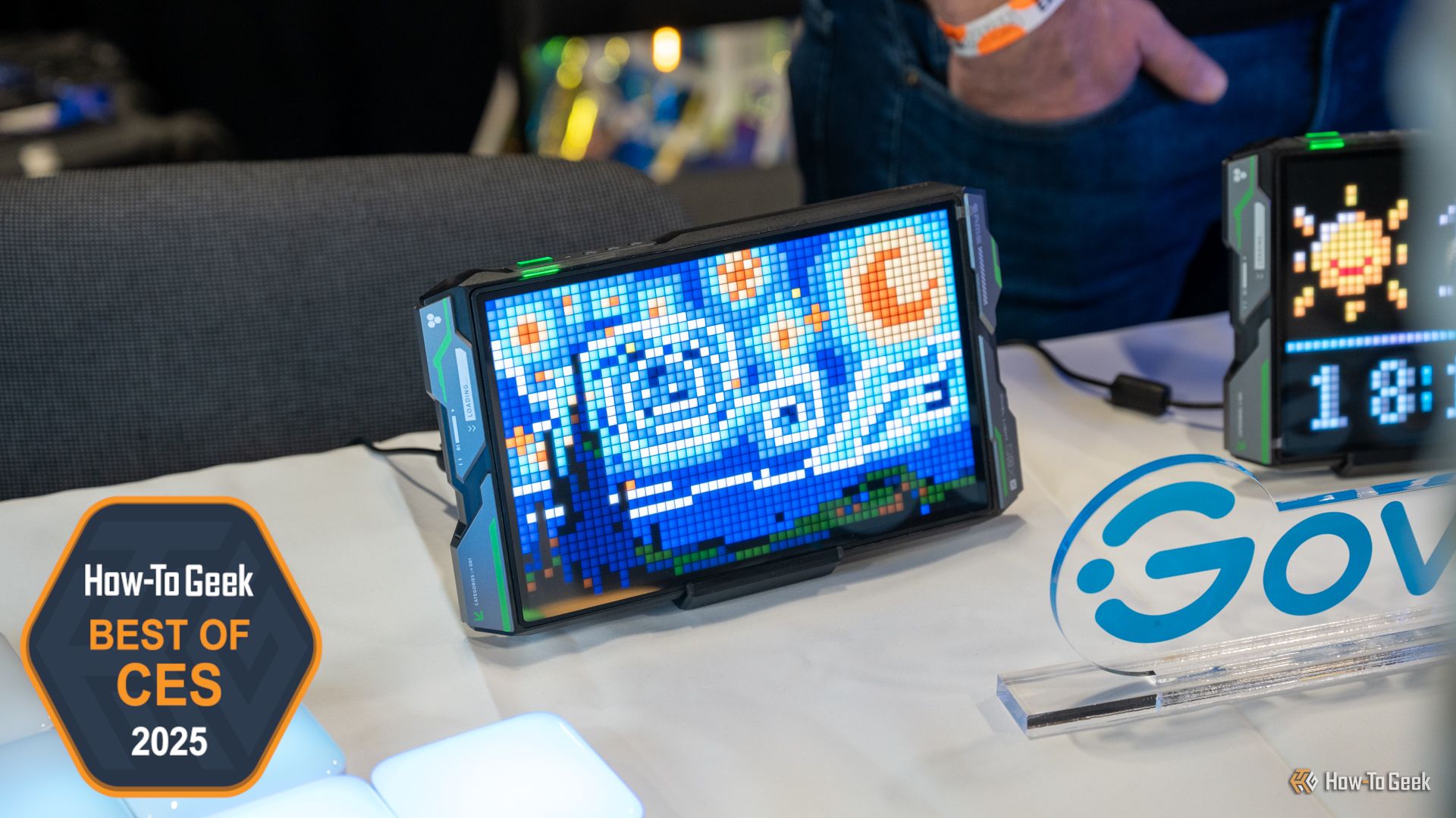 Govee Gaming Pixel Light стоит на столе.