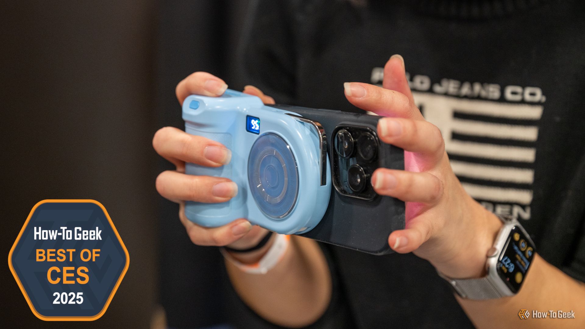 Человек, использующий Belkin Stage PowerGrip, прикрепленный к iPhone, и делающий фотографию с помощью кнопки спуска затвора.