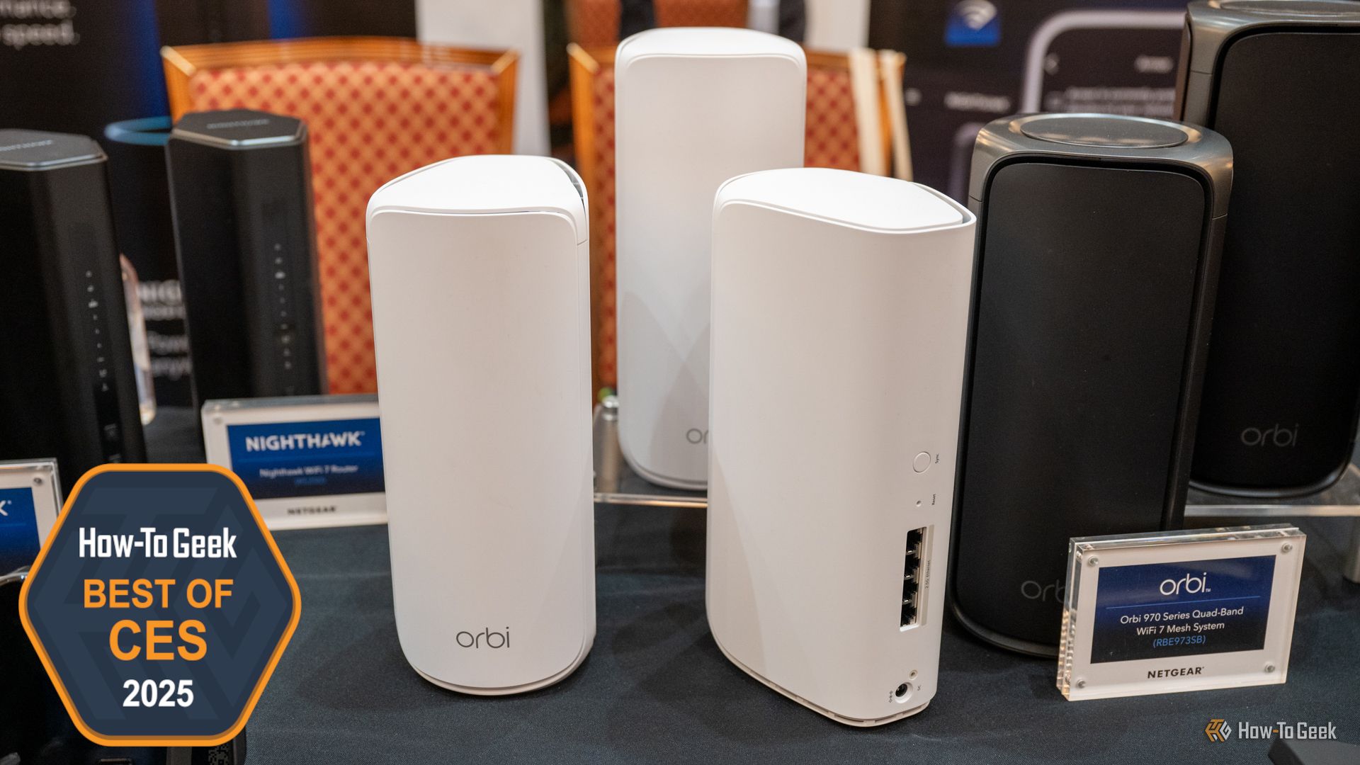 Ячеистая Wi-Fi-система NETGEAR Orbi серии 870 стоит на столе.