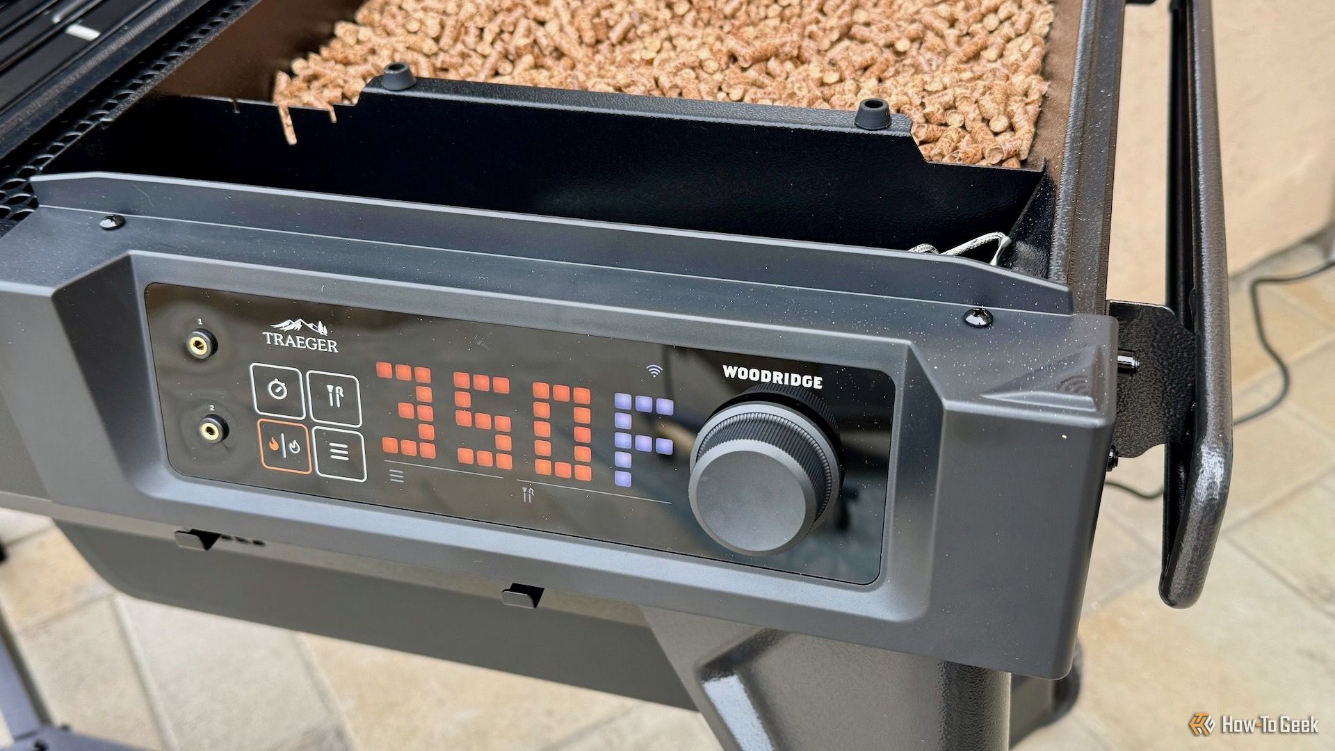 Close up of the digital controller and Wi-Fi connectivity on Traeger Woodridge.