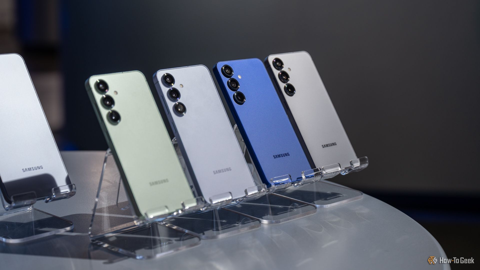 Samsung Galaxy S25 on display in multiple color options.