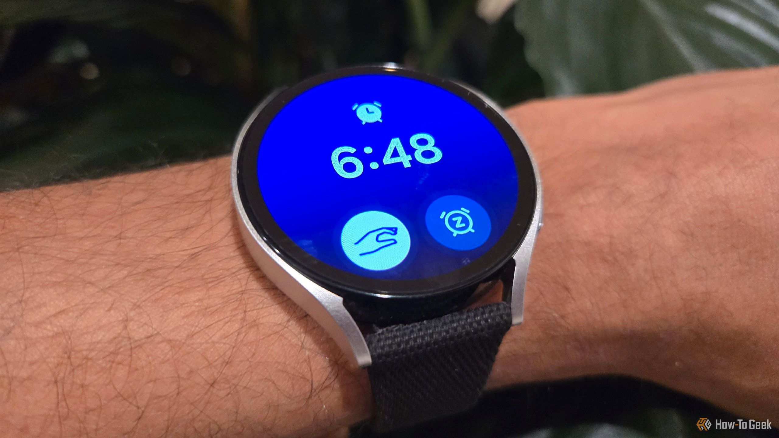 An alarm that can be dismissed on a Galaxy Watch 6 using a double pinch gesture.