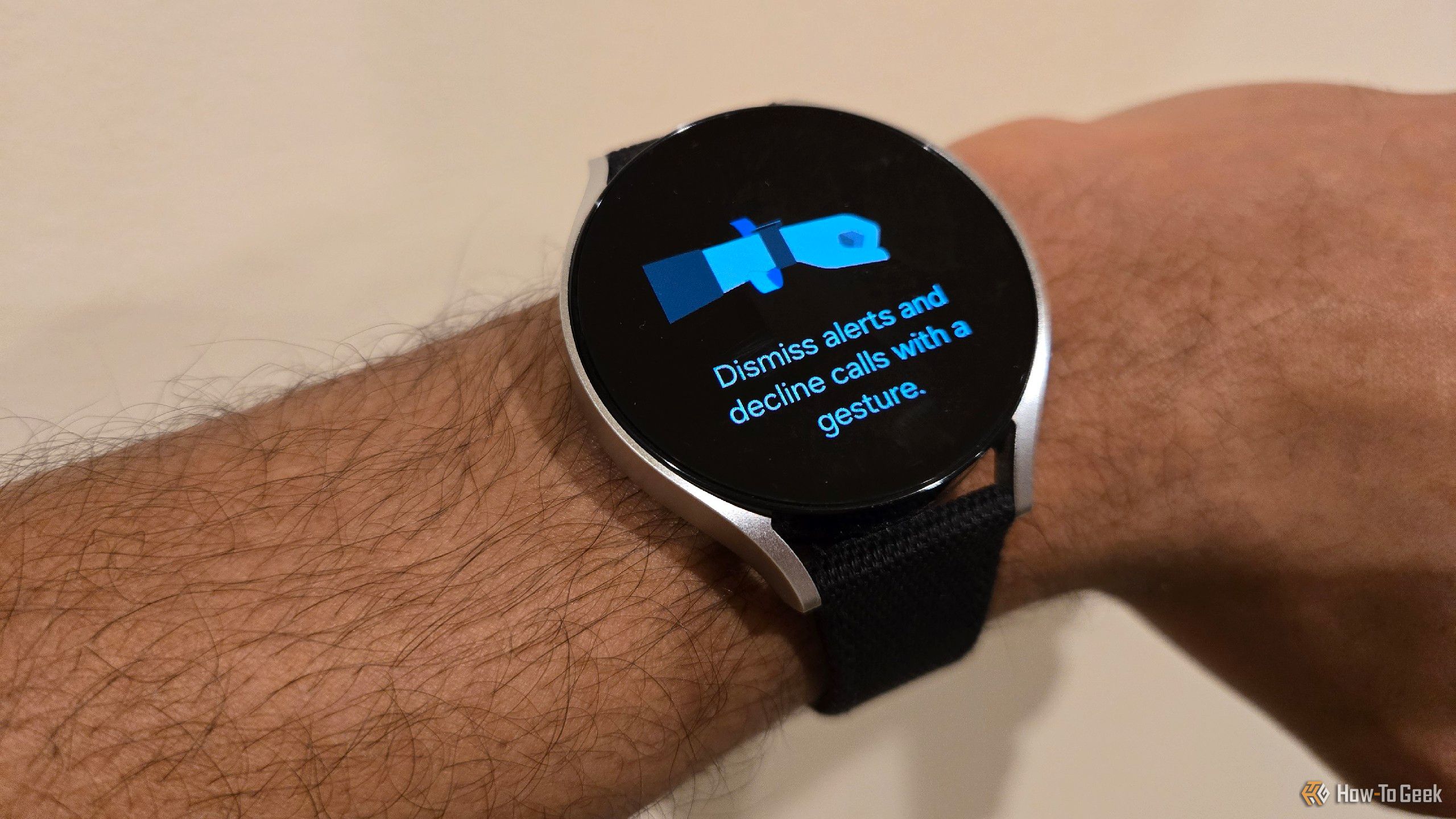 Tutorial on how to dismiss alerts by twisting your wrist while wearing a Galaxy Watch.