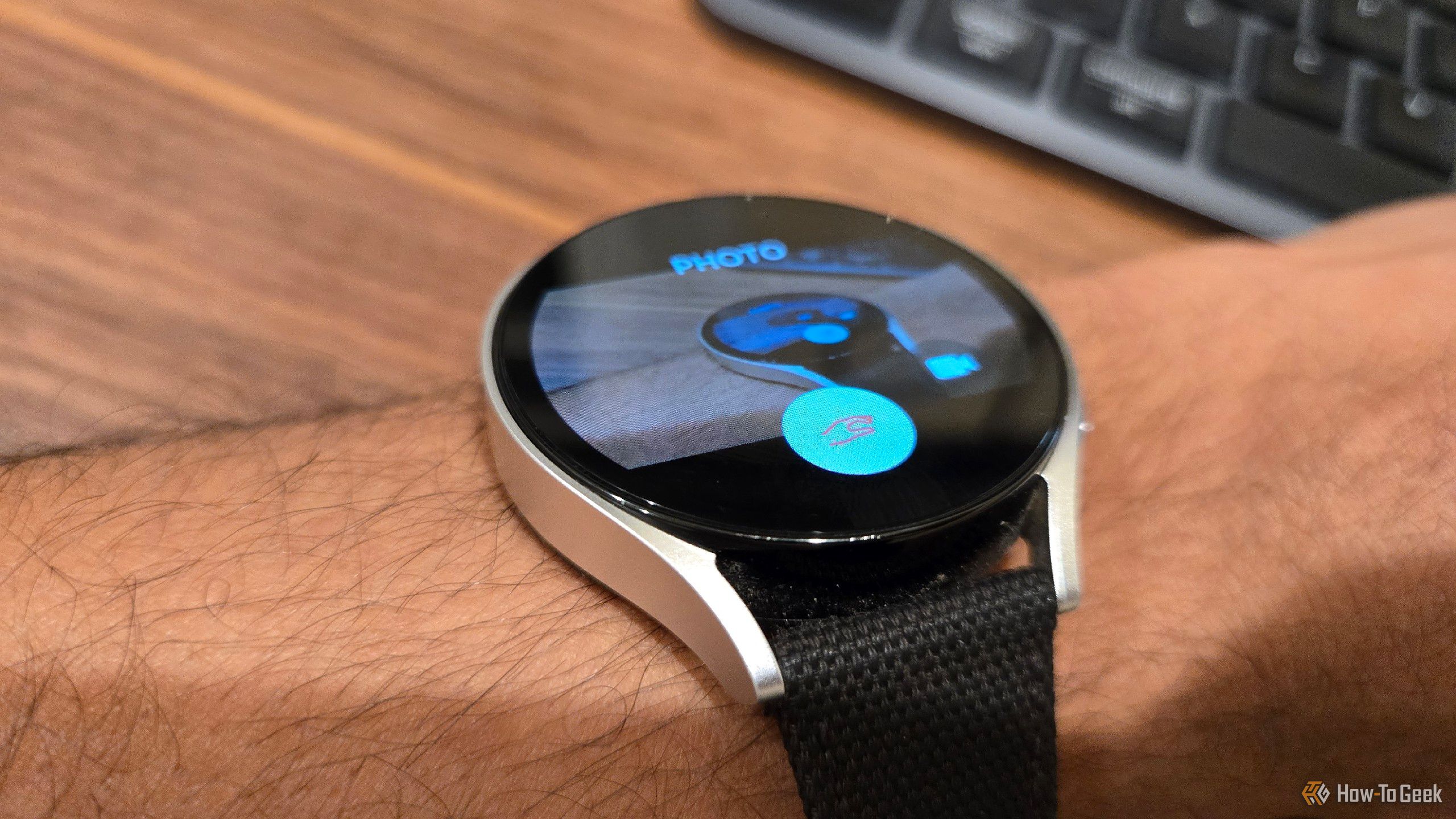 Using the double pinch gesture to take a picture remotely using a Galaxy Watch.