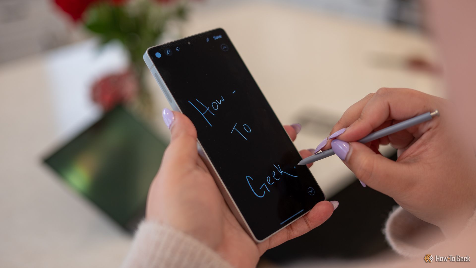 Person using the S Pen to write a message on the Samsung Galaxy S25 Ultra.