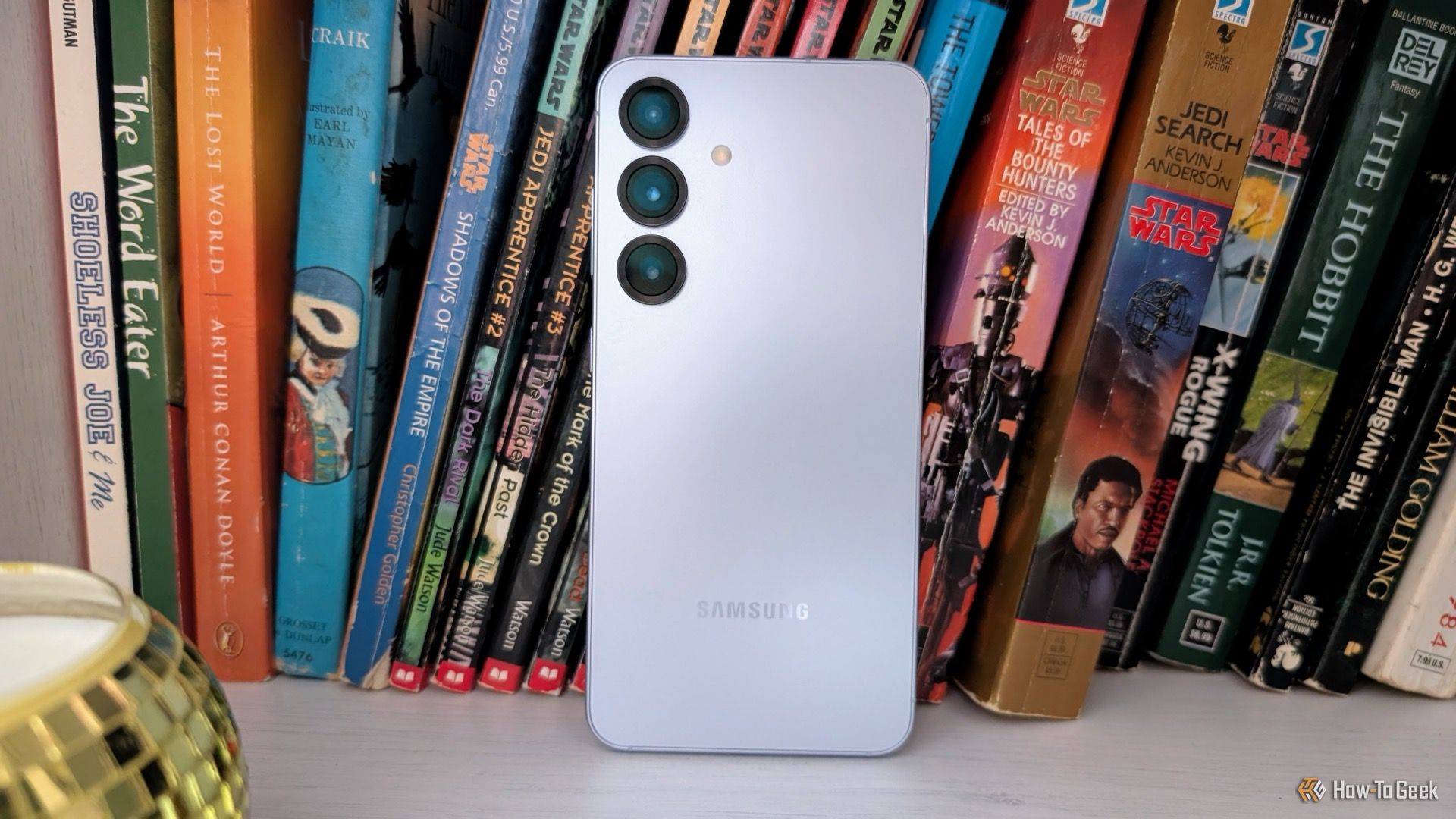 Samsung Galaxy S25 sitting on a shelf.