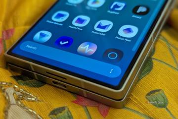 A vertical app drawer on a Galaxy Z Fold 6.