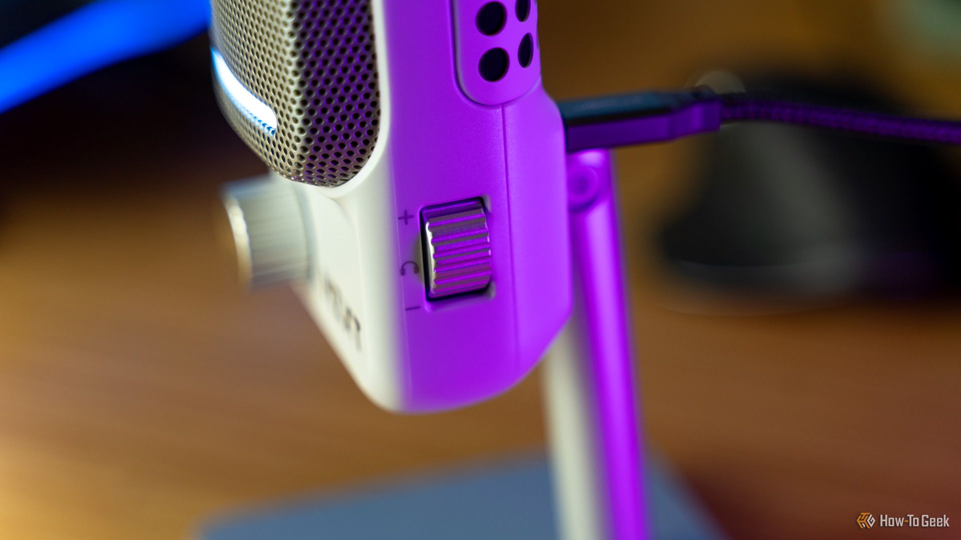 The headphone volume knob on the side of the NZXT Capsule Elite USB microphone.