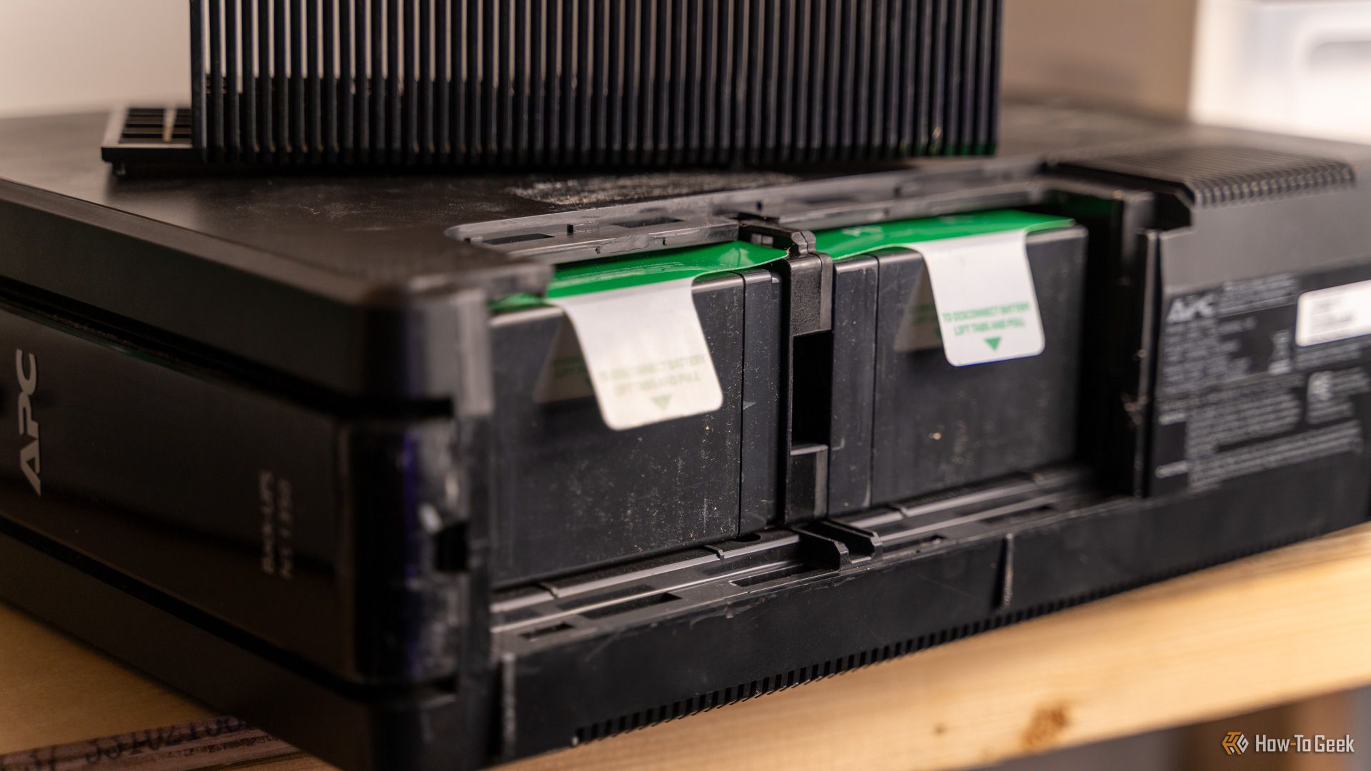 A porta da bateria nos backups da APC NS1350 UPS.
