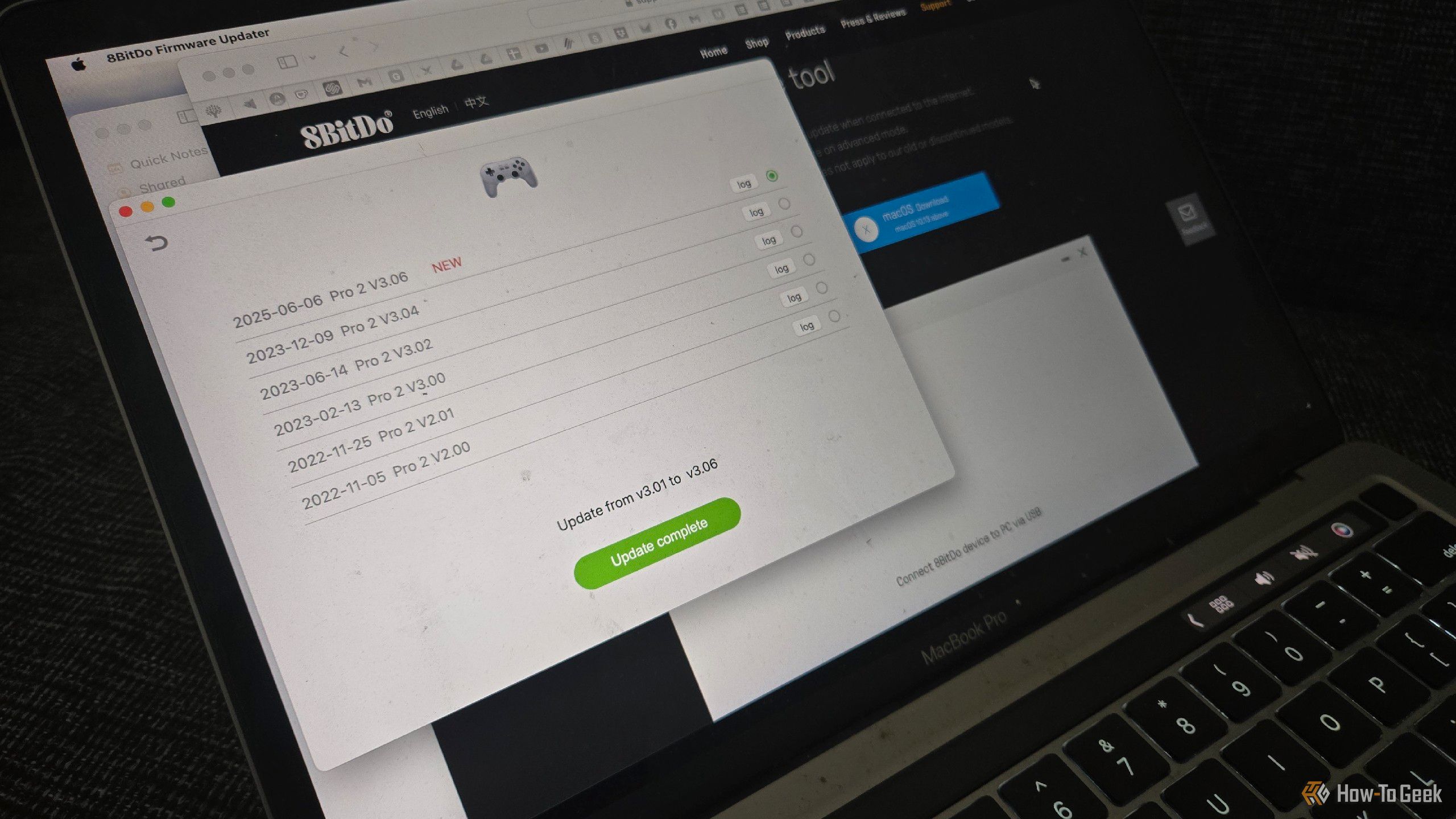 Uma atualização de firmware 8bitdo Pro 2 sendo aplicada a partir de um MacBook.
