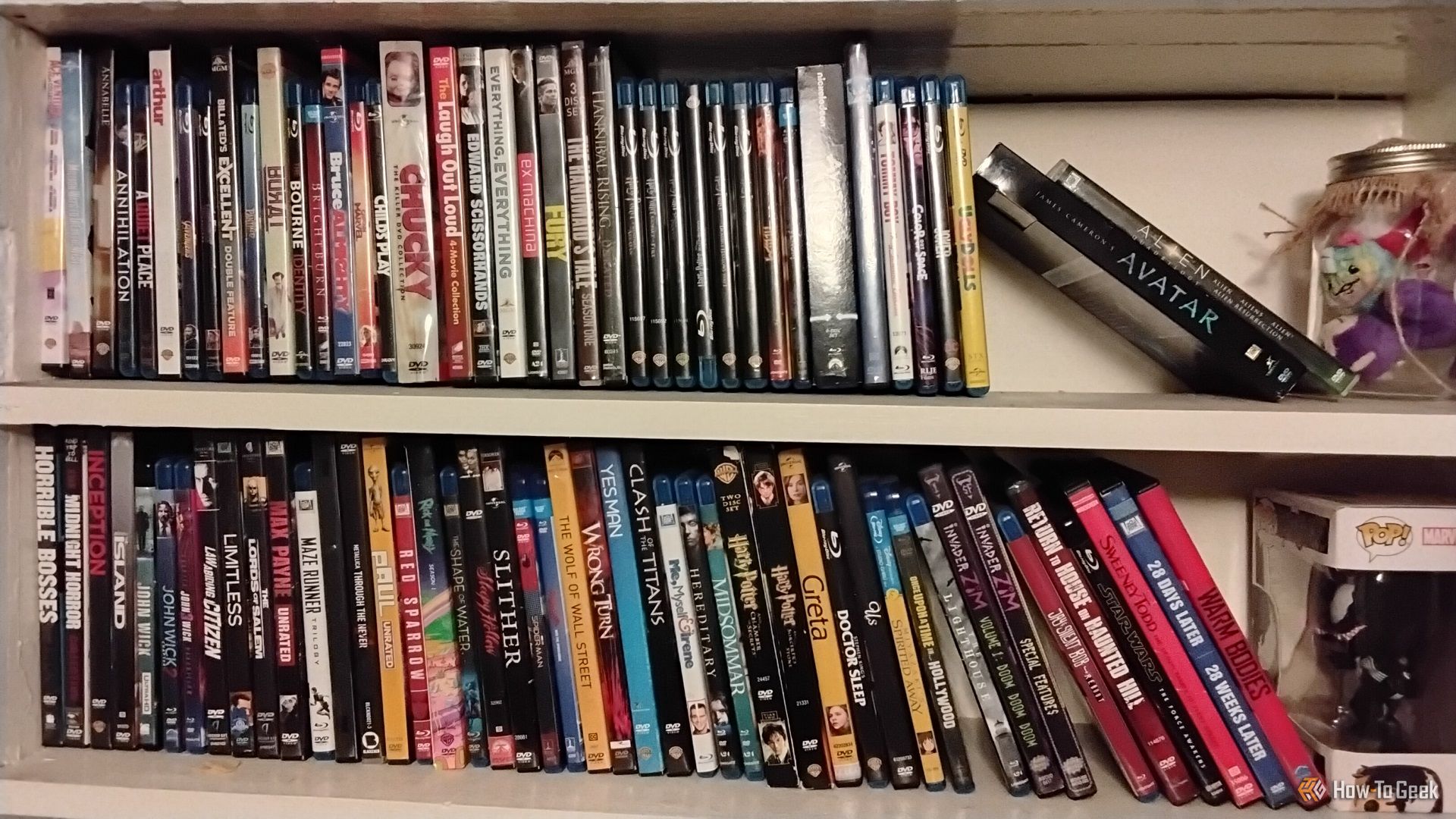Two shelves of DVD and Blu-Rayons, placed side by side.