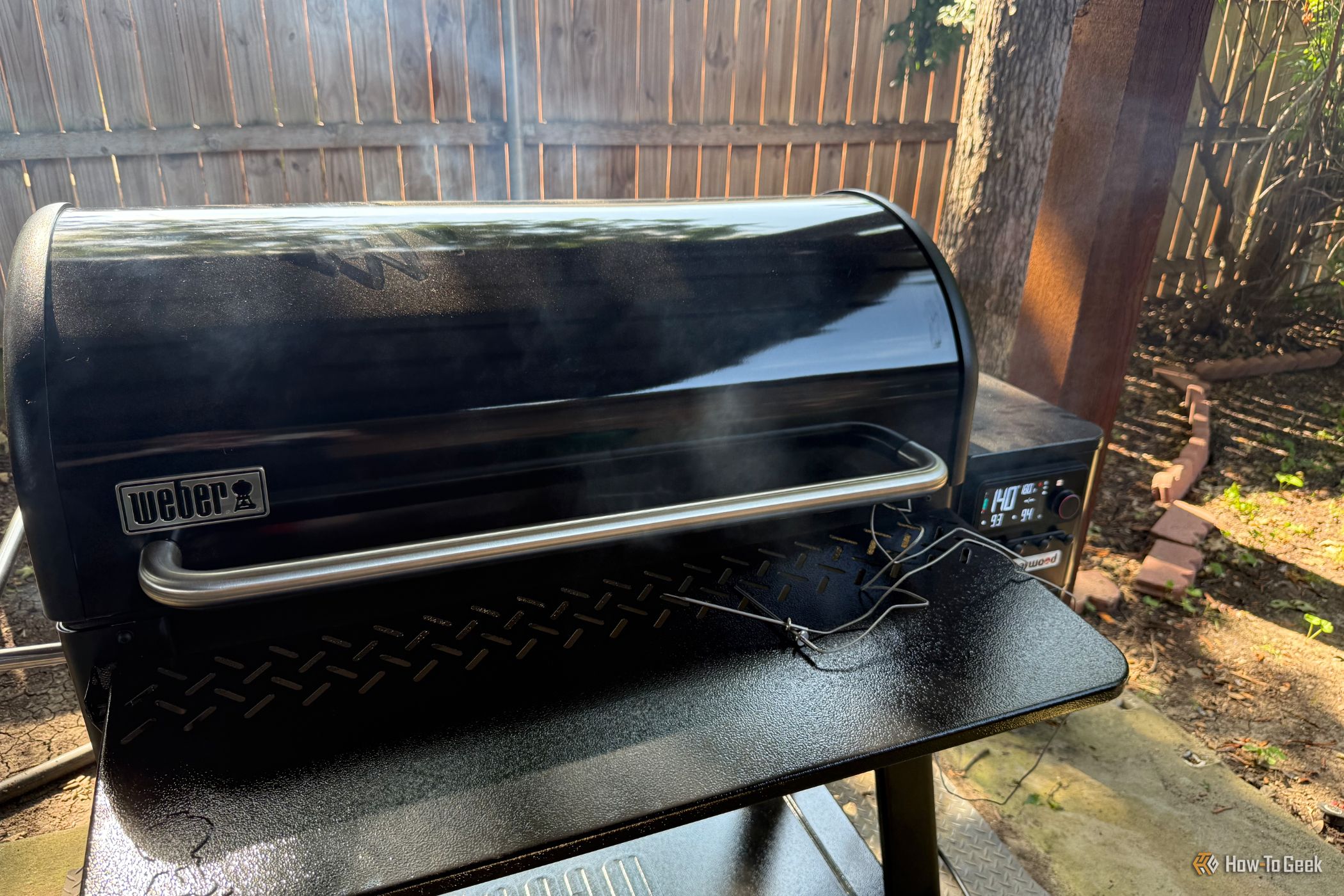 Weber Searwood 600xl Smokbost feature. 