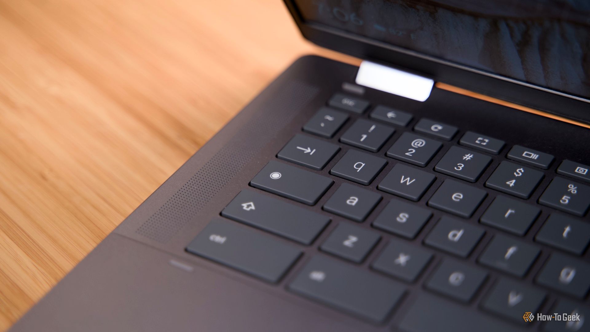 Клавиатура Chromebook с выделенной клавишей поиска.