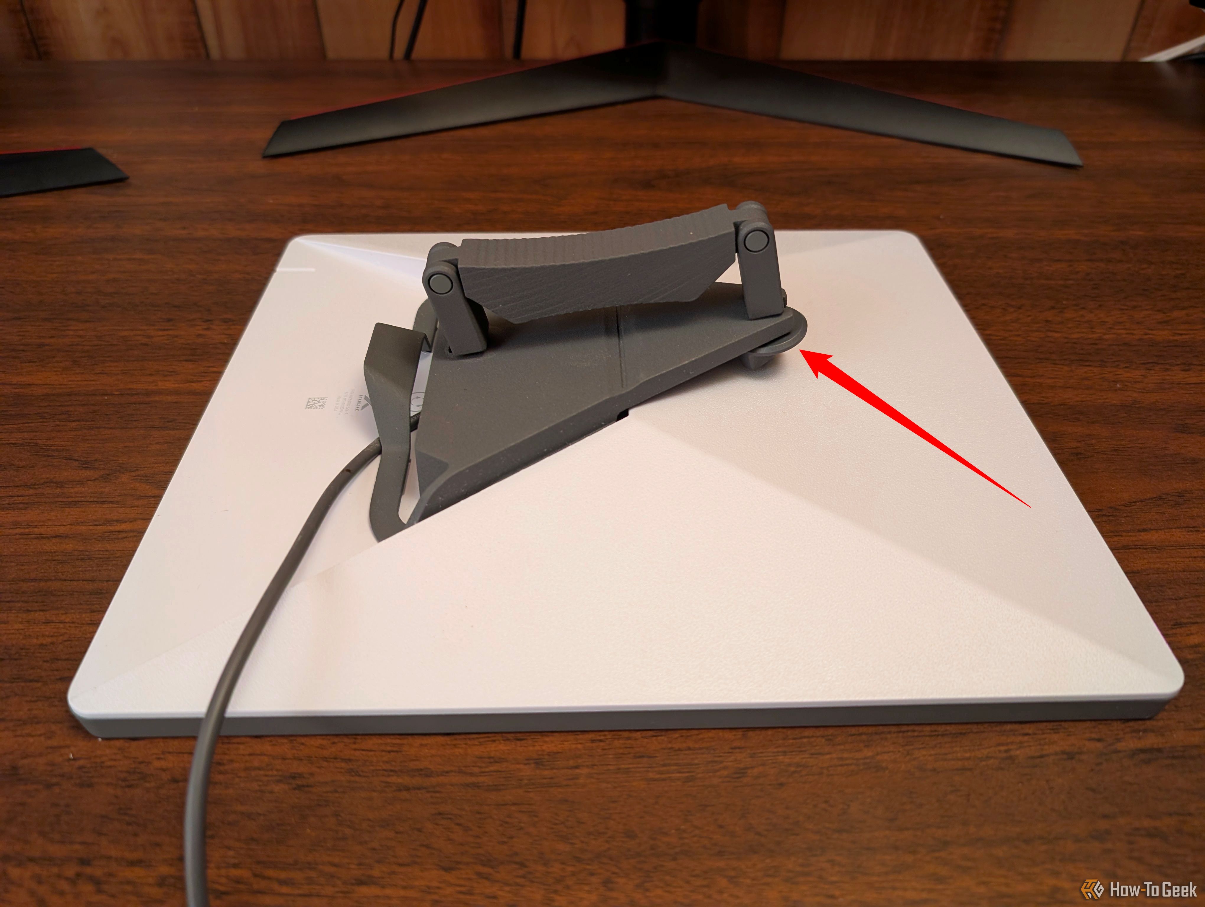 The screw on the Starlink Mini car mount. 
