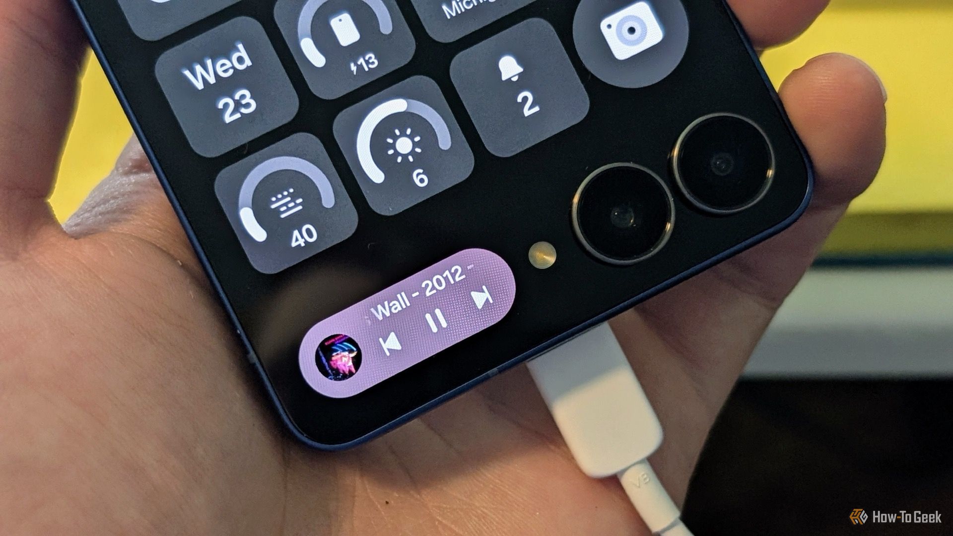 Now Bar on Flip 7 Cover Screen.