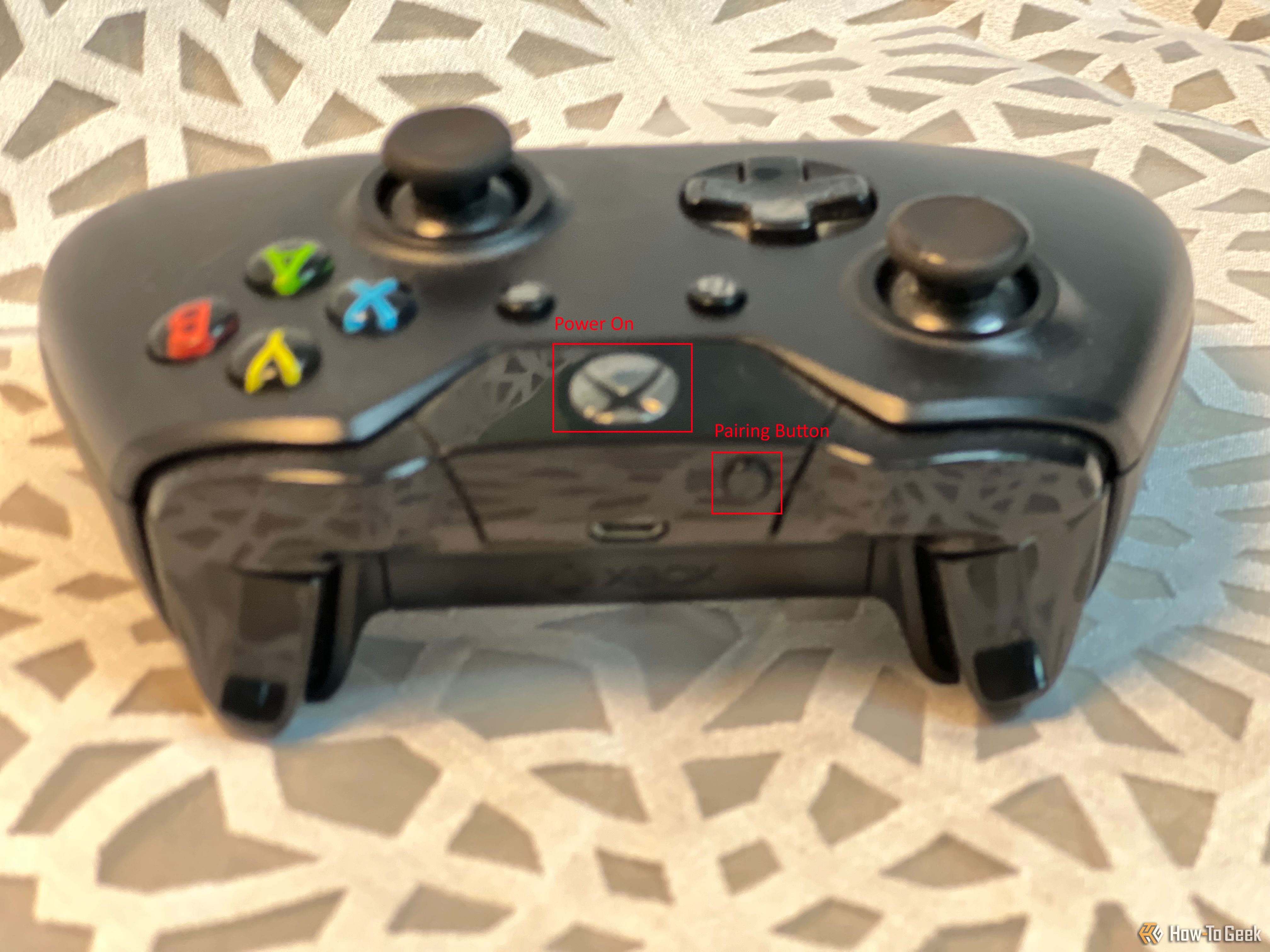 A photo of the front view of an Xbox controller, with the pairing button highlighted in a square box.