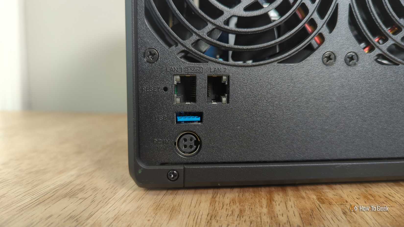 Primer plano de los puertos en la parte posterior de Synology DS425+ NAS.-2