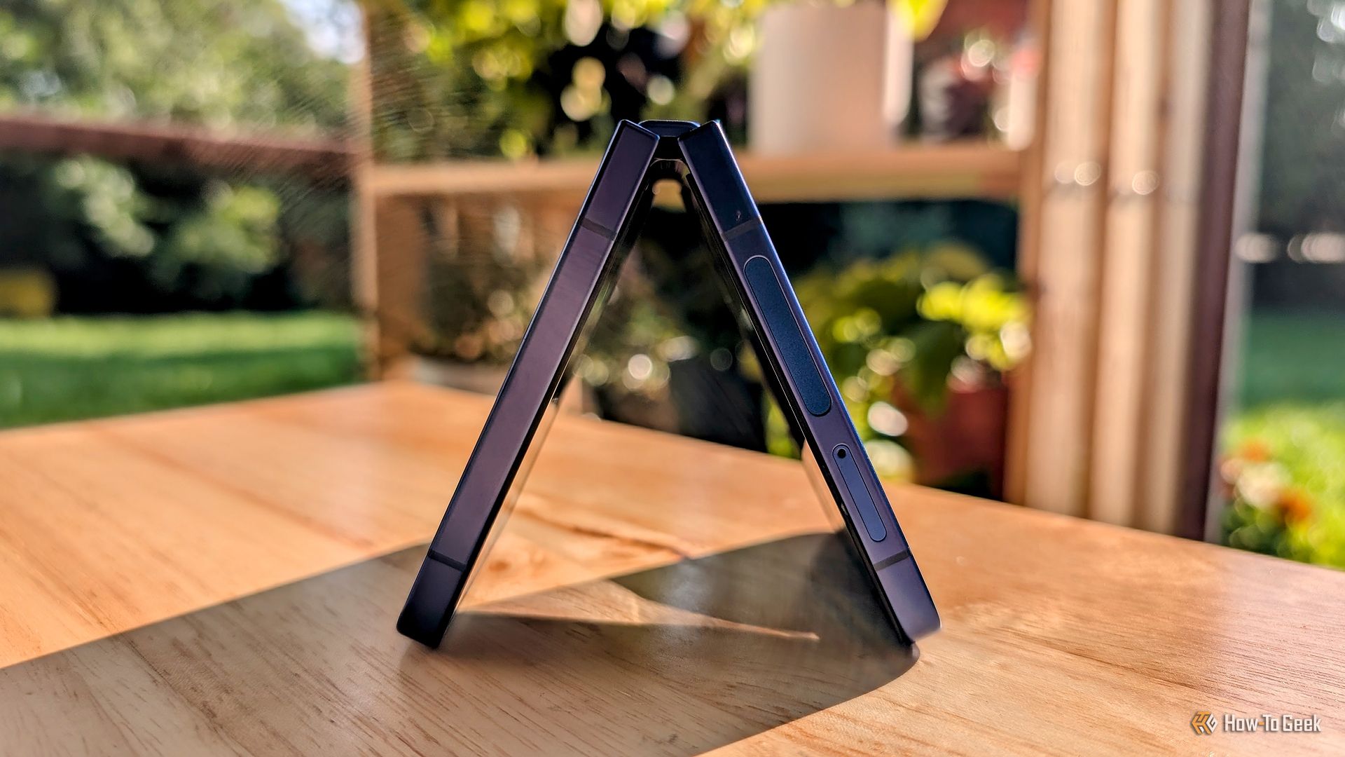 Samsung Galaxy Z Flip 7 раскрыт домиком.