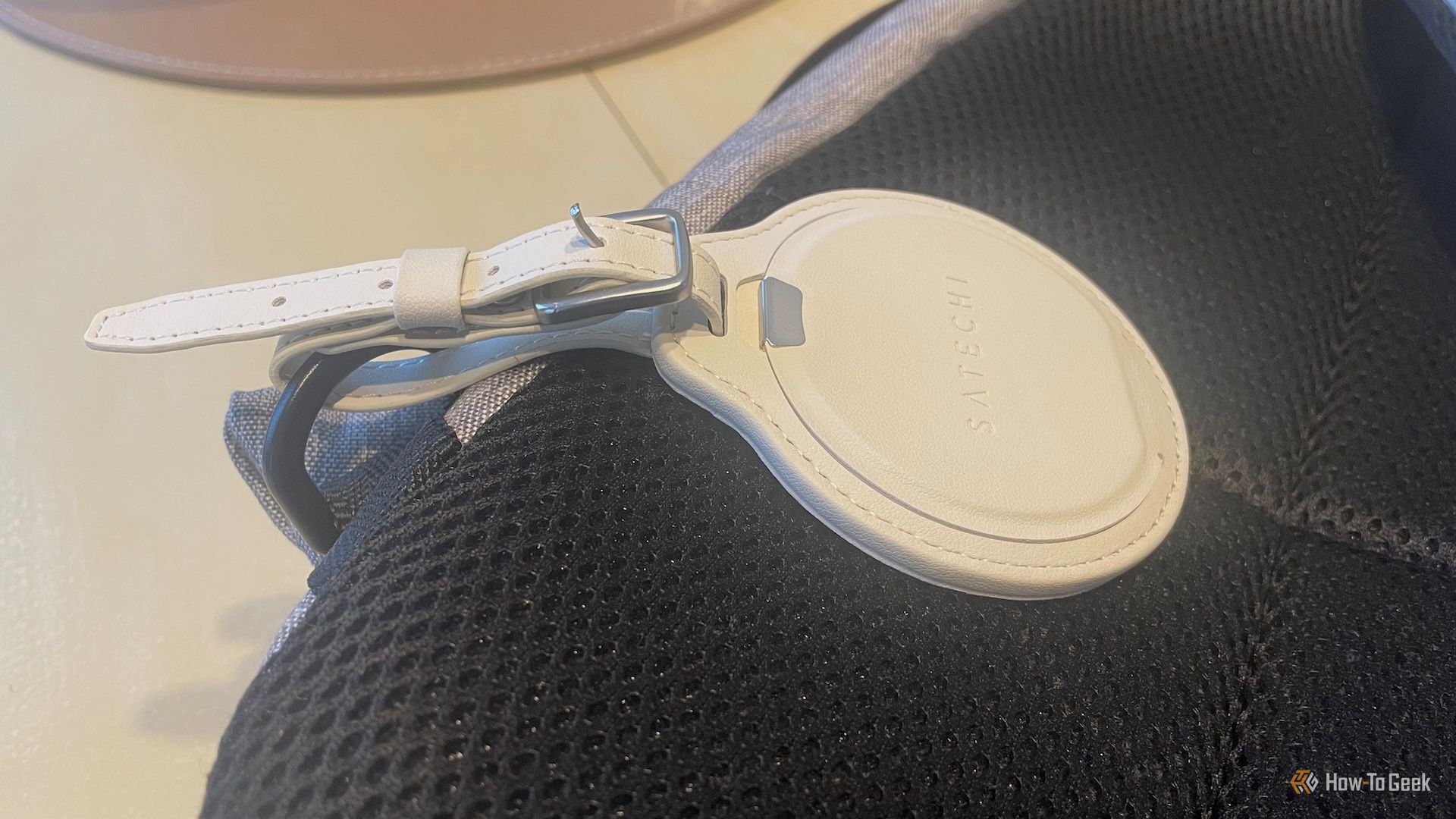 The Satechi Findall baggage label attached to a bag.